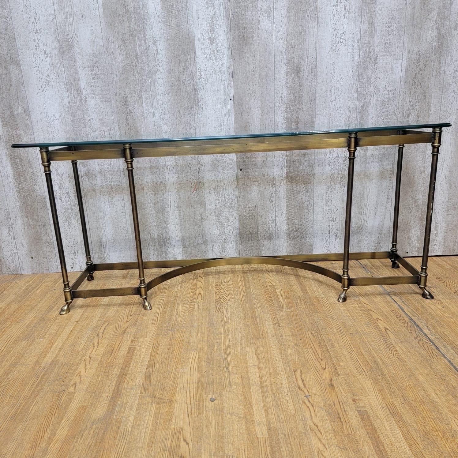 20ième siècle Table console vintage de style LaBarge avec pieds à capuche en laiton et plateau en verre Maison Jansen en vente