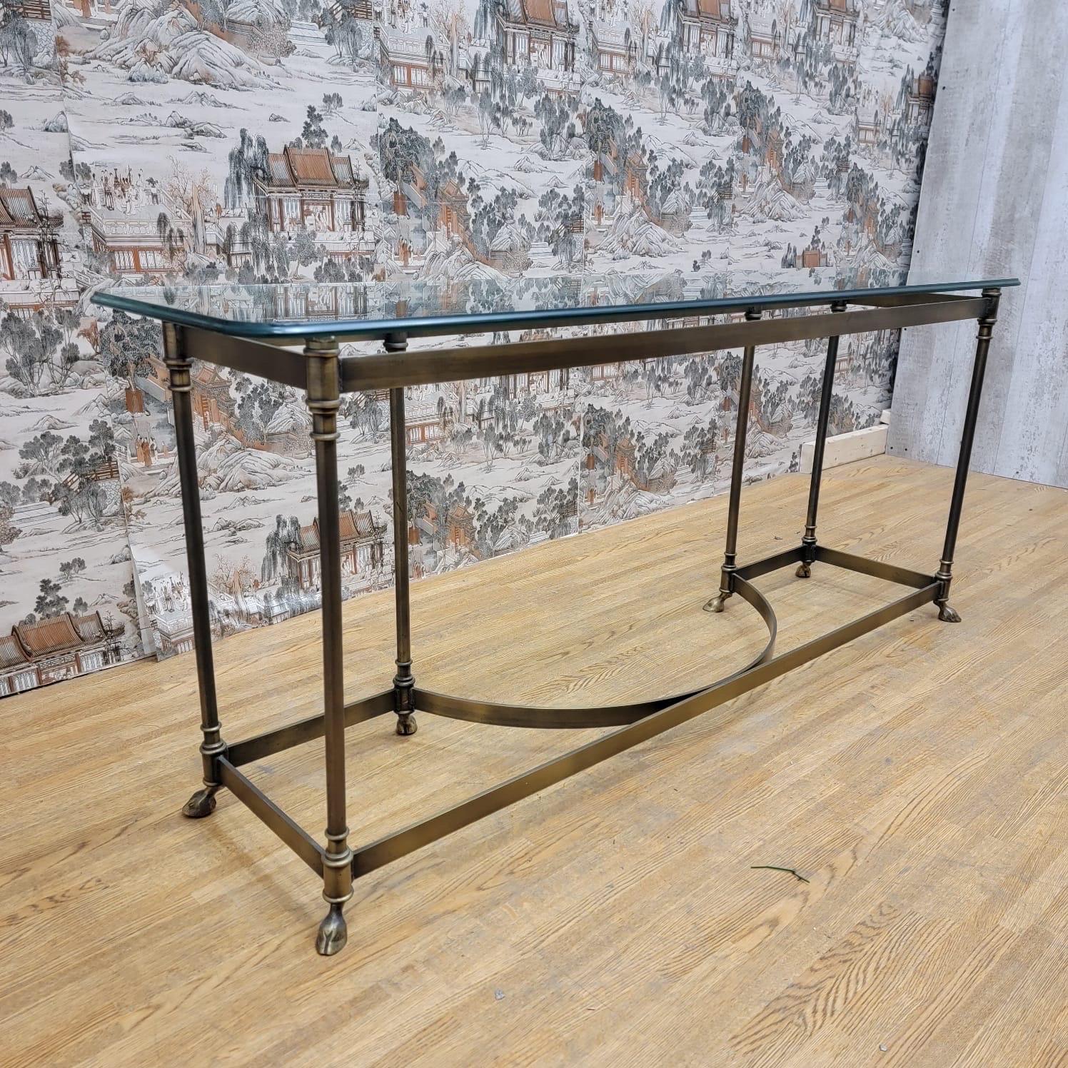 Laiton Table console vintage de style LaBarge avec pieds à capuche en laiton et plateau en verre Maison Jansen en vente