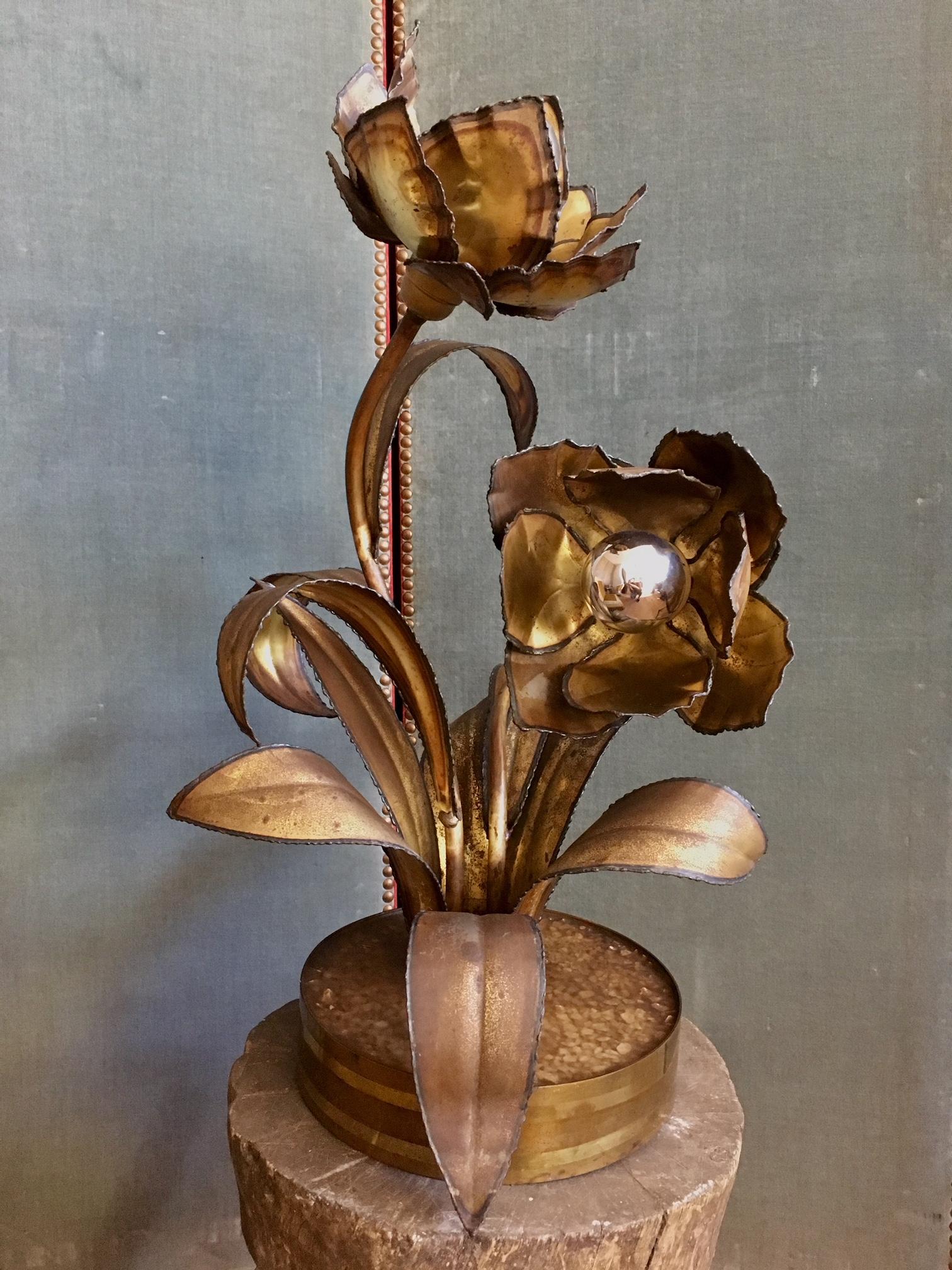 Vintage Maison Jansen rose table lamp in brass. Made in the late 1960s or early 1970s. Consisting of two roses, lamp is hidden between the rose petals. The two flowers are attached to a foot filled with small stones and brass on the outside.