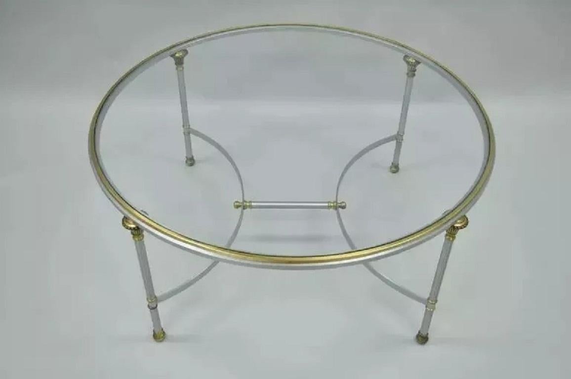 Vintage Maison Jansen Stil Italienisch Regency Stahl & Glas Runde Couchtisch. Der Artikel hat eine runde Form mit einer massiven Messinggalerie, einer Glasplatte, einem Rahmen aus gebürstetem Stahl, Messingakzenten und einer neoklassischen Form.