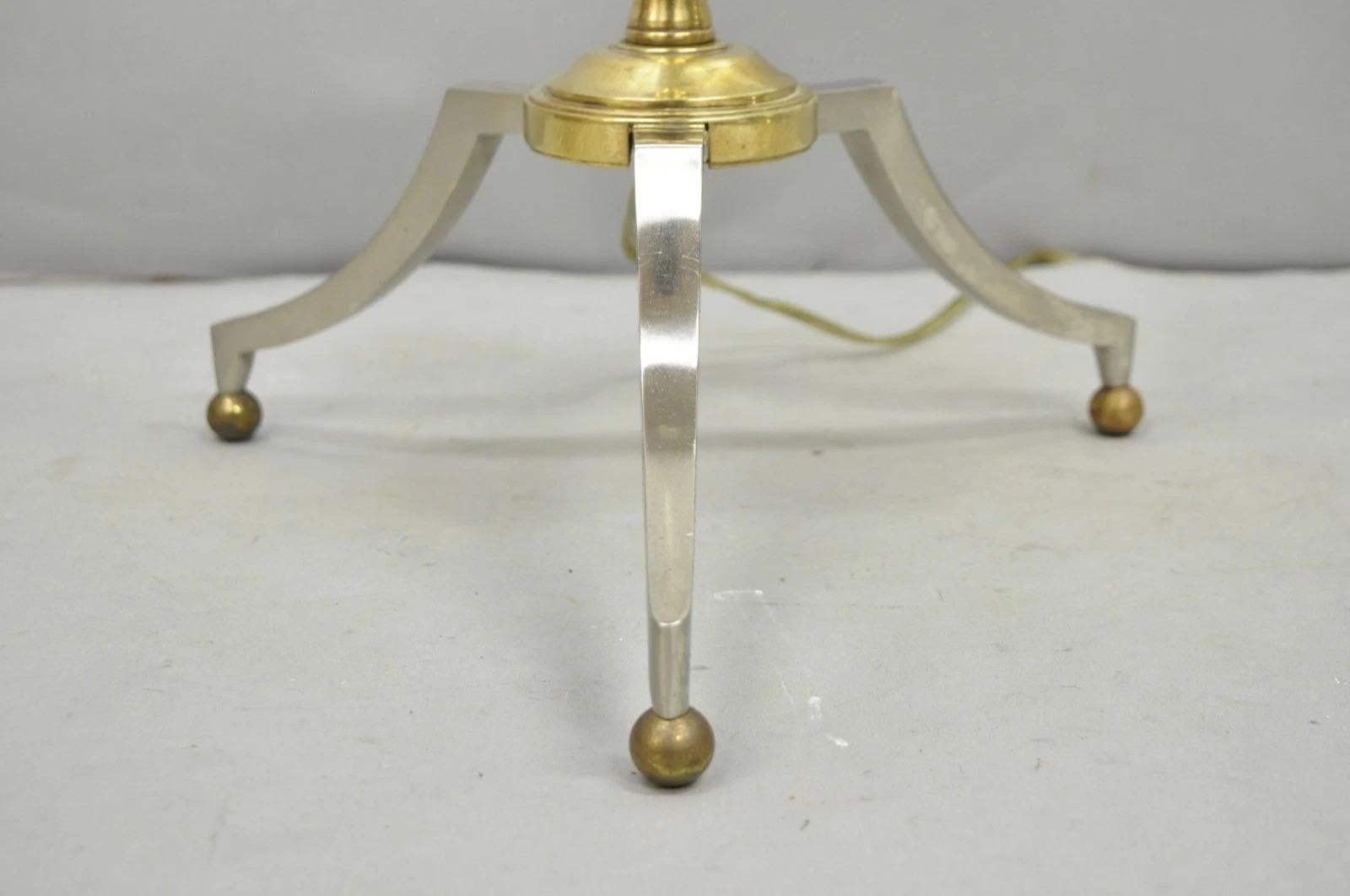 Lampada da terra a palo regolabile in acciaio e ottone in stile neoclassico italiano Vintage Maison Jansen. Circa alla fine del XX secolo. Misure: 47
