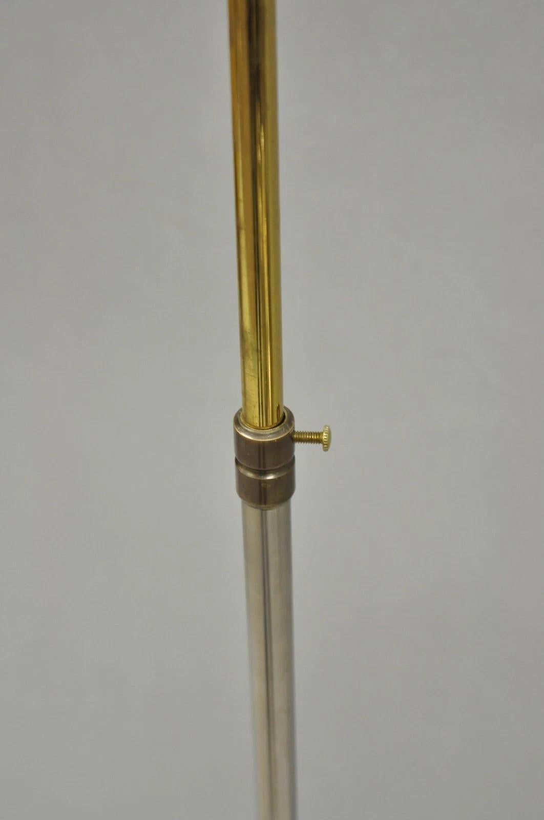 Lampada da terra regolabile in stile neoclassico Maison Jansen d'epoca in acciaio e ottone in vendita 1