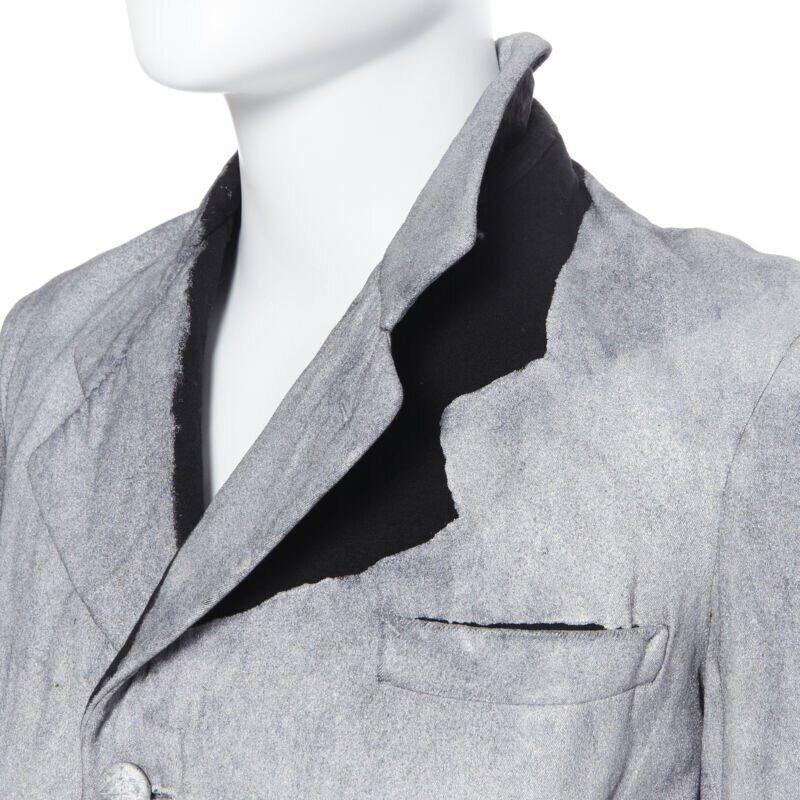 MAISON MARTIN MARGIELA Kunsthandwerkliche silberfarbene lässige Blazerjacke M
Referenz: TGAS/A03637
Marke: Maison Margiela
Designer: Martin Margiela
Modell: Gemalter Blazer
Collection'S: Herbst Winter 1999
MATERIAL: Baumwolle, Gemisch
Farbe: