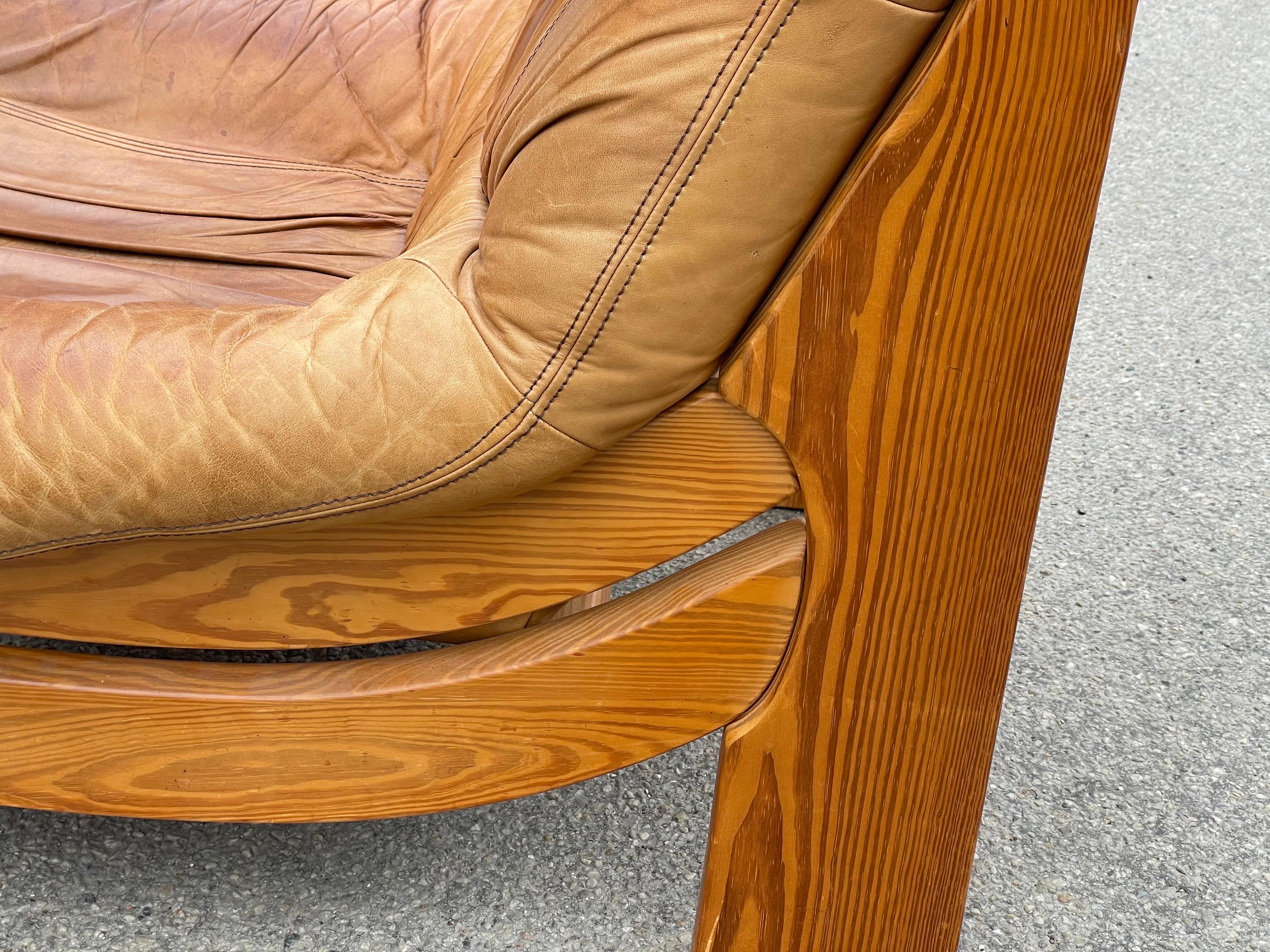 Vintage Maison Regain leather lounge chair in solid pine from the 1960´s In Good Condition For Sale In Copenhagen, DK