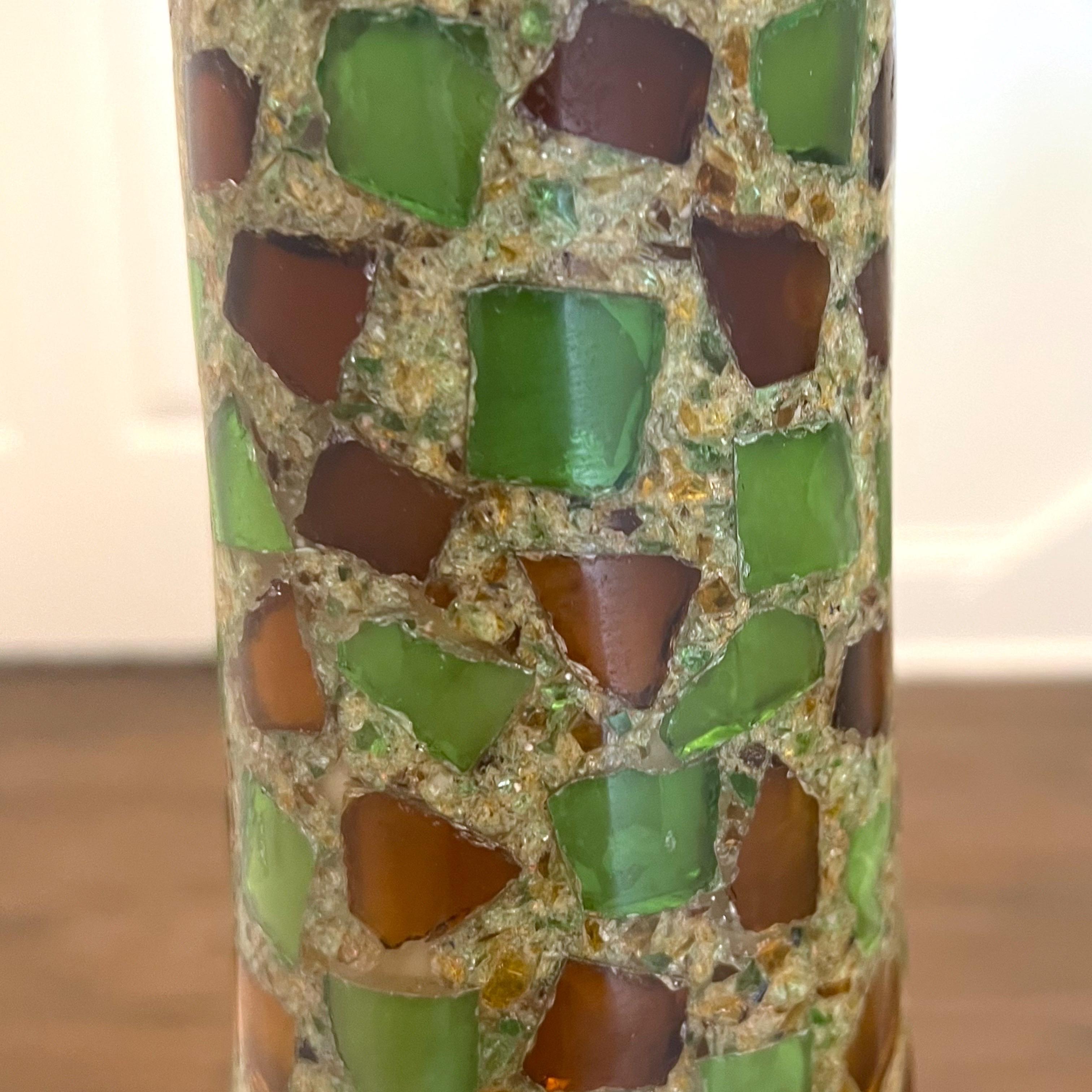 Voici une paire de grandes lampes de table Maitland Smith. Les bases sont en pierre noire tessellée. Le corps est en résine avec du verre ambre et vert écrasé, avec des morceaux de verre vert et ambre partout. Ils sont fabriqués à la main aux