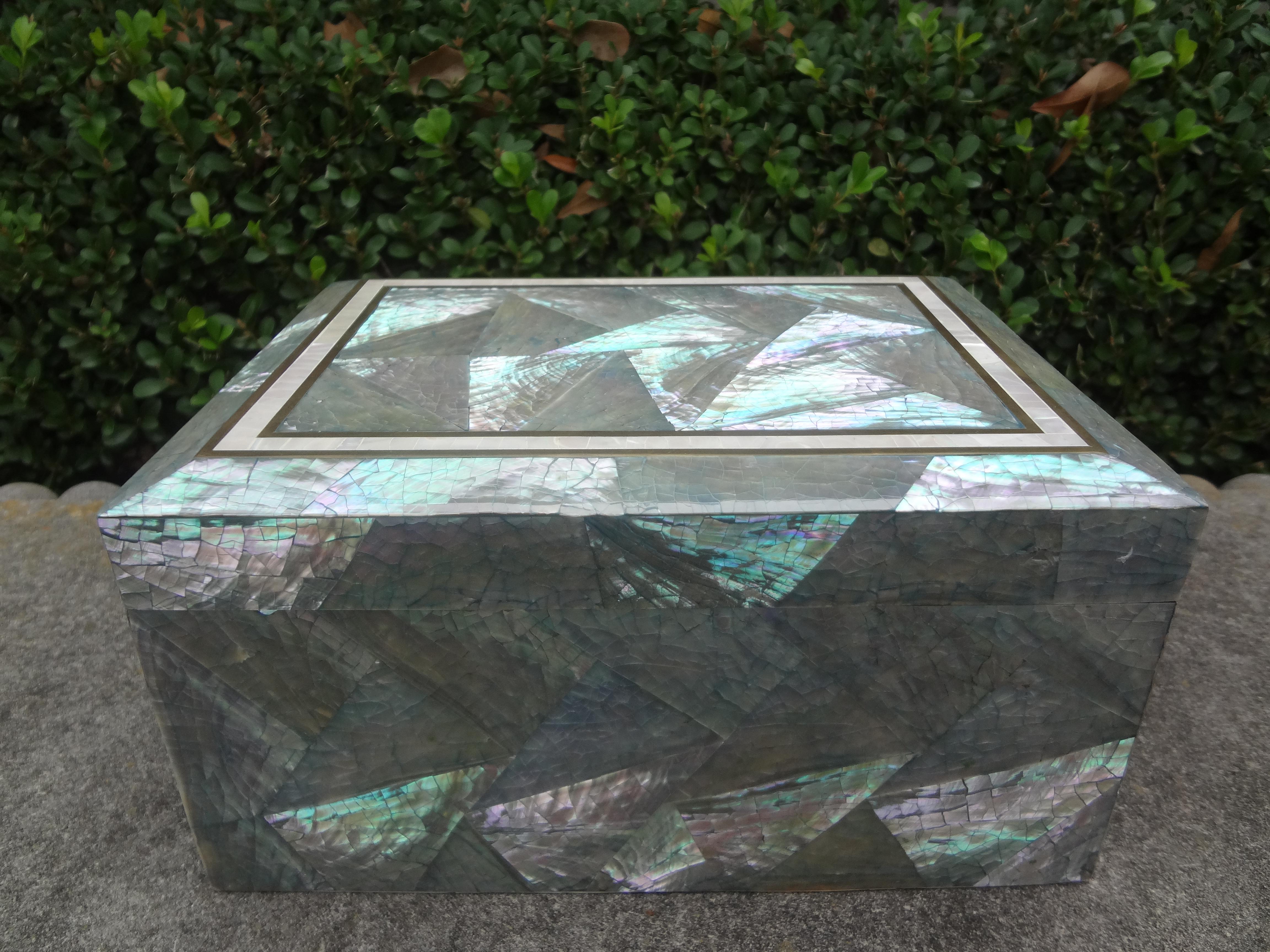 Vintage Maitland-Smith Abalone decorative box. This stunning Post Modern/Hollywood Regency Abalone shell box can be used as a decorative cocktail table box or jewelry box. Gorgeous!