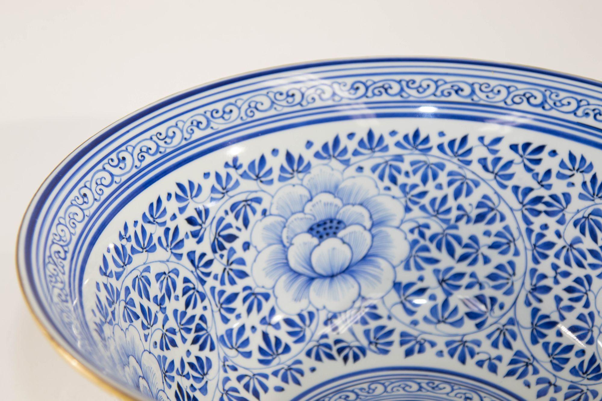 Große blau-weiße Vintage-Porzellanschale von Maitland Smith mit Blumenmuster im Angebot 3
