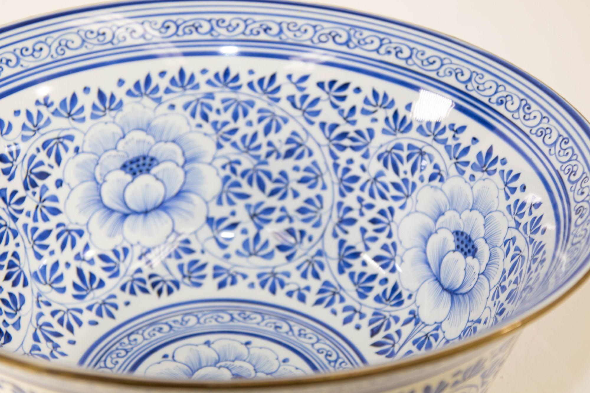 Große blau-weiße Vintage-Porzellanschale von Maitland Smith mit Blumenmuster im Angebot 4