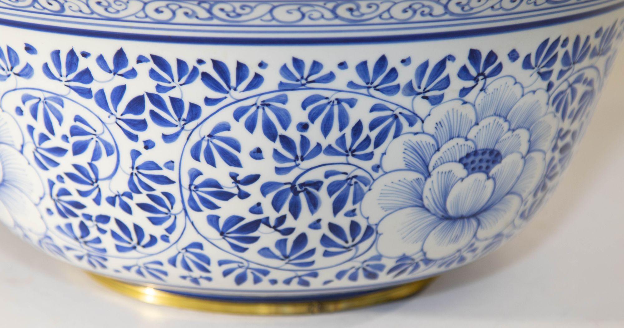 Große blau-weiße Vintage-Porzellanschale von Maitland Smith mit Blumenmuster im Angebot 5