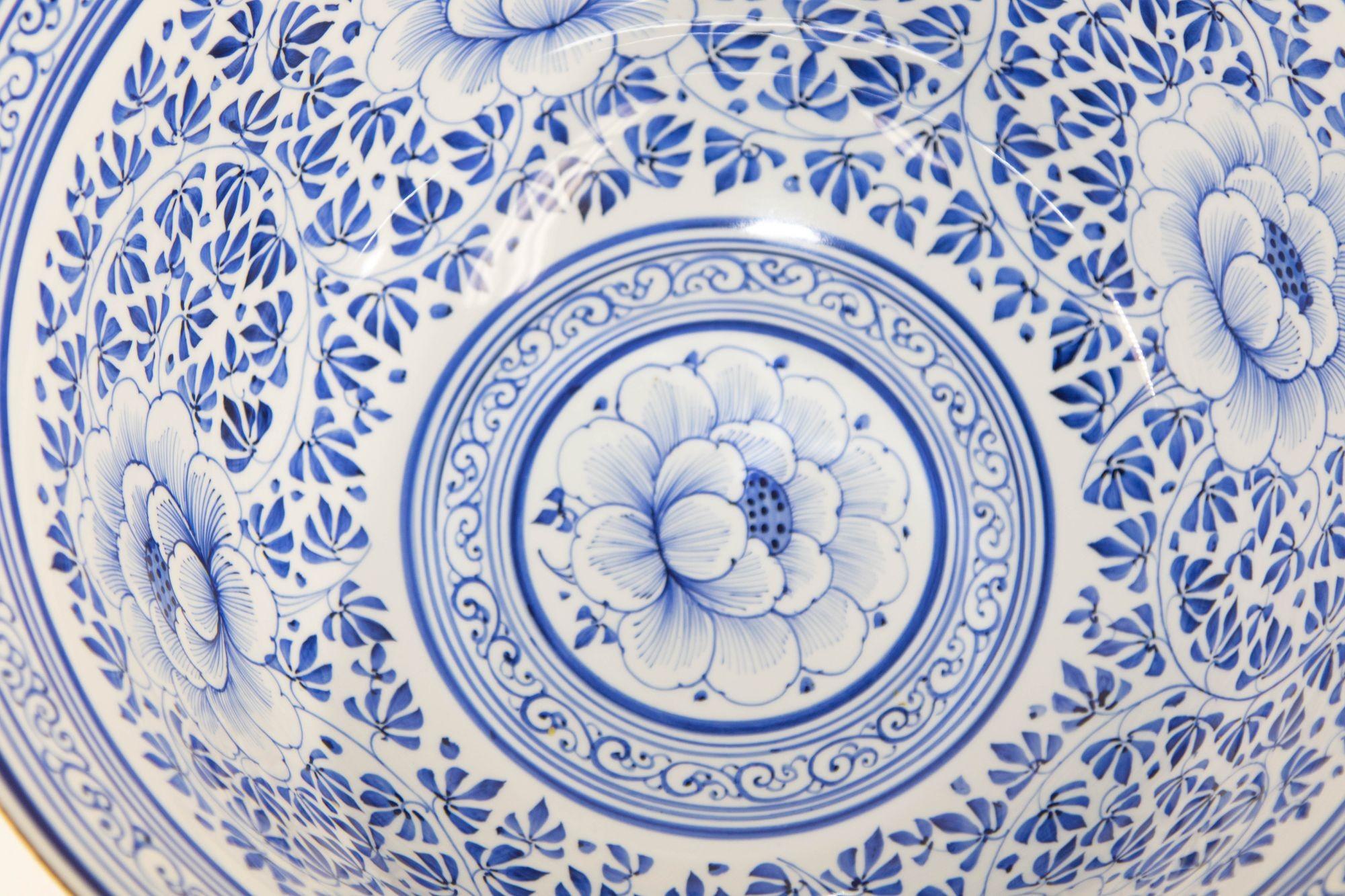 Große blau-weiße Vintage-Porzellanschale von Maitland Smith mit Blumenmuster im Angebot 6