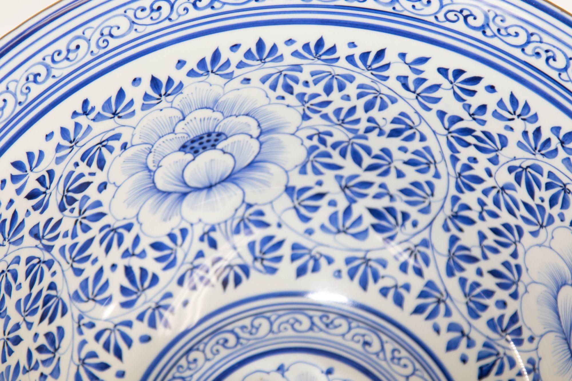 Große blau-weiße Vintage-Porzellanschale von Maitland Smith mit Blumenmuster im Angebot 7