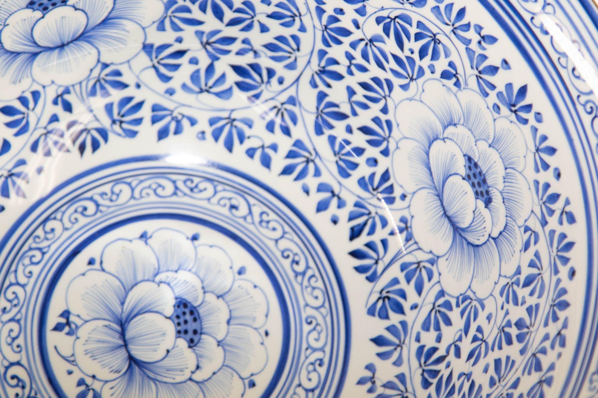 Große blau-weiße Vintage-Porzellanschale von Maitland Smith mit Blumenmuster im Angebot 8