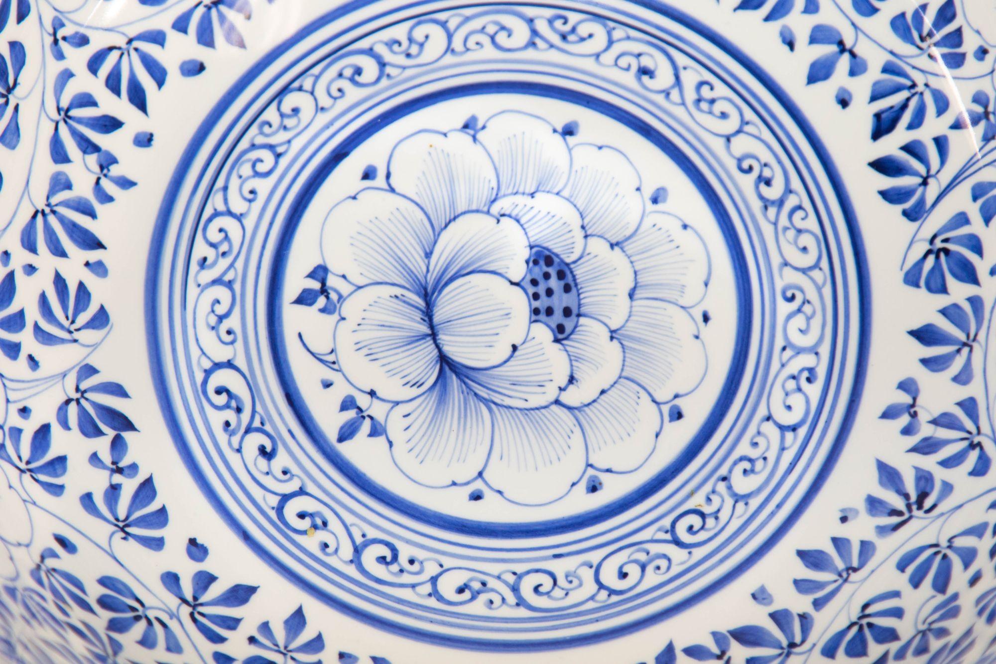 Große blau-weiße Vintage-Porzellanschale von Maitland Smith mit Blumenmuster im Angebot 9