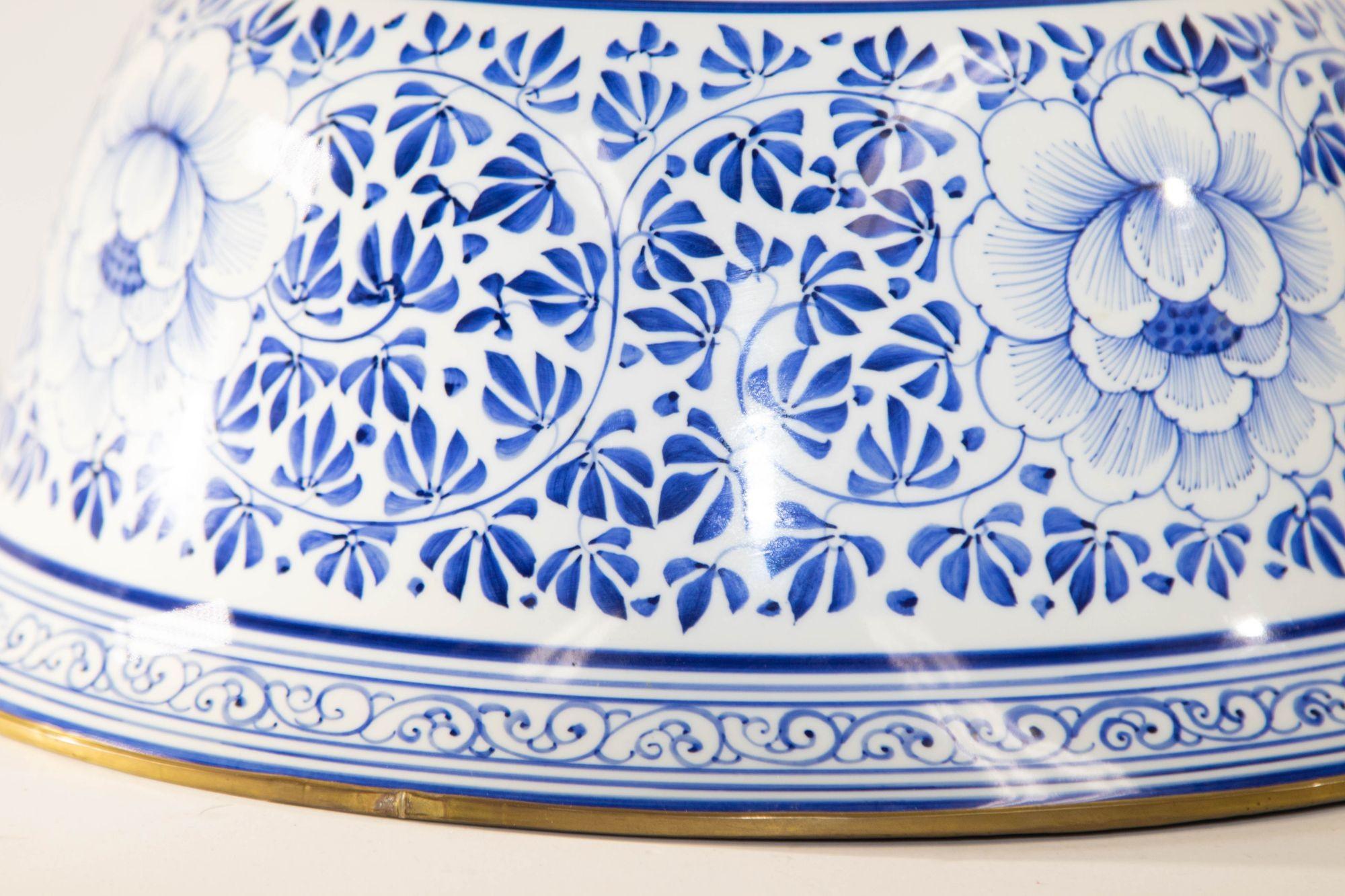 Große blau-weiße Vintage-Porzellanschale von Maitland Smith mit Blumenmuster im Angebot 12