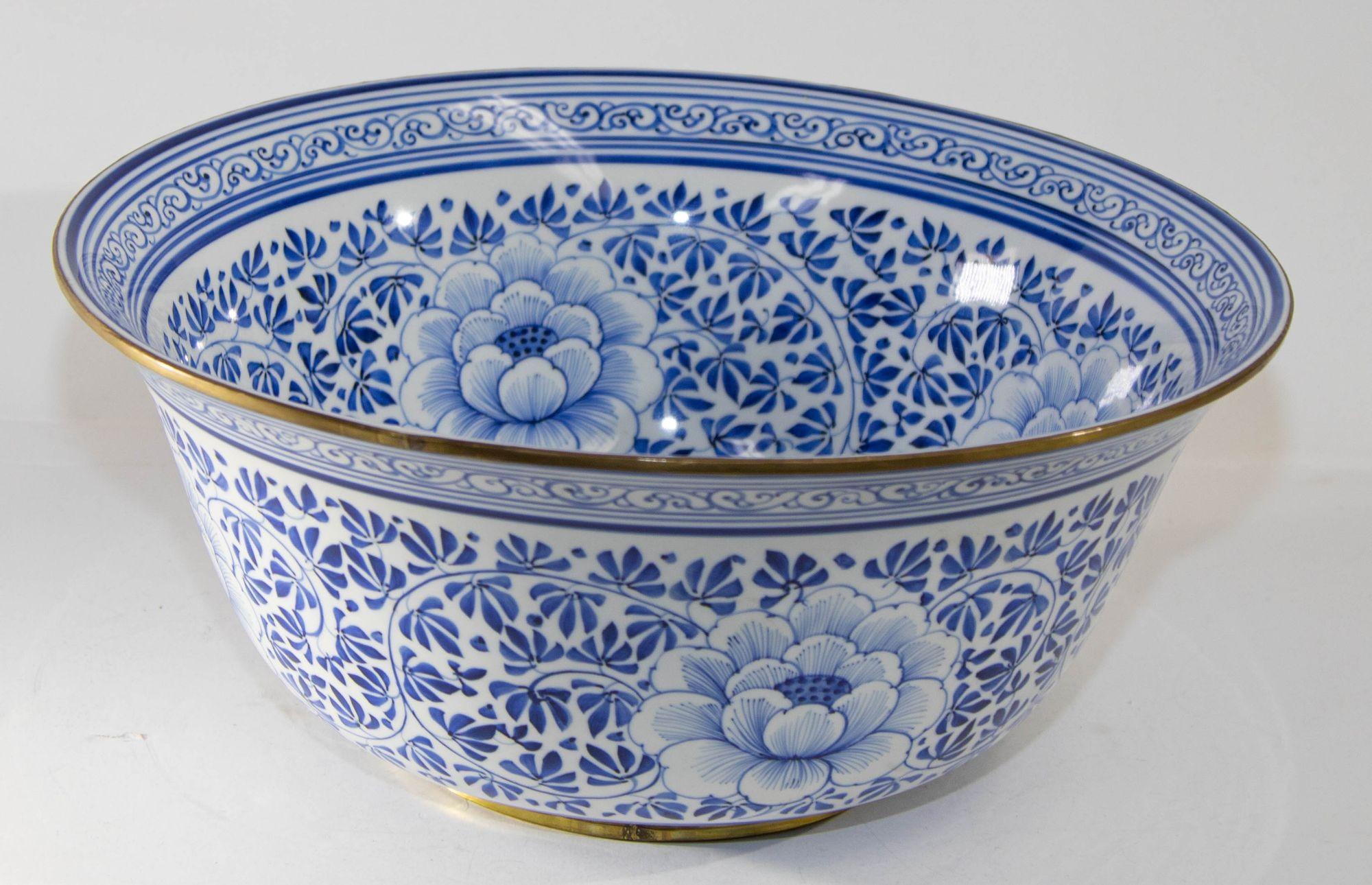 Große blau-weiße Vintage-Porzellanschale von Maitland Smith mit Blumenmuster (Handgefertigt) im Angebot
