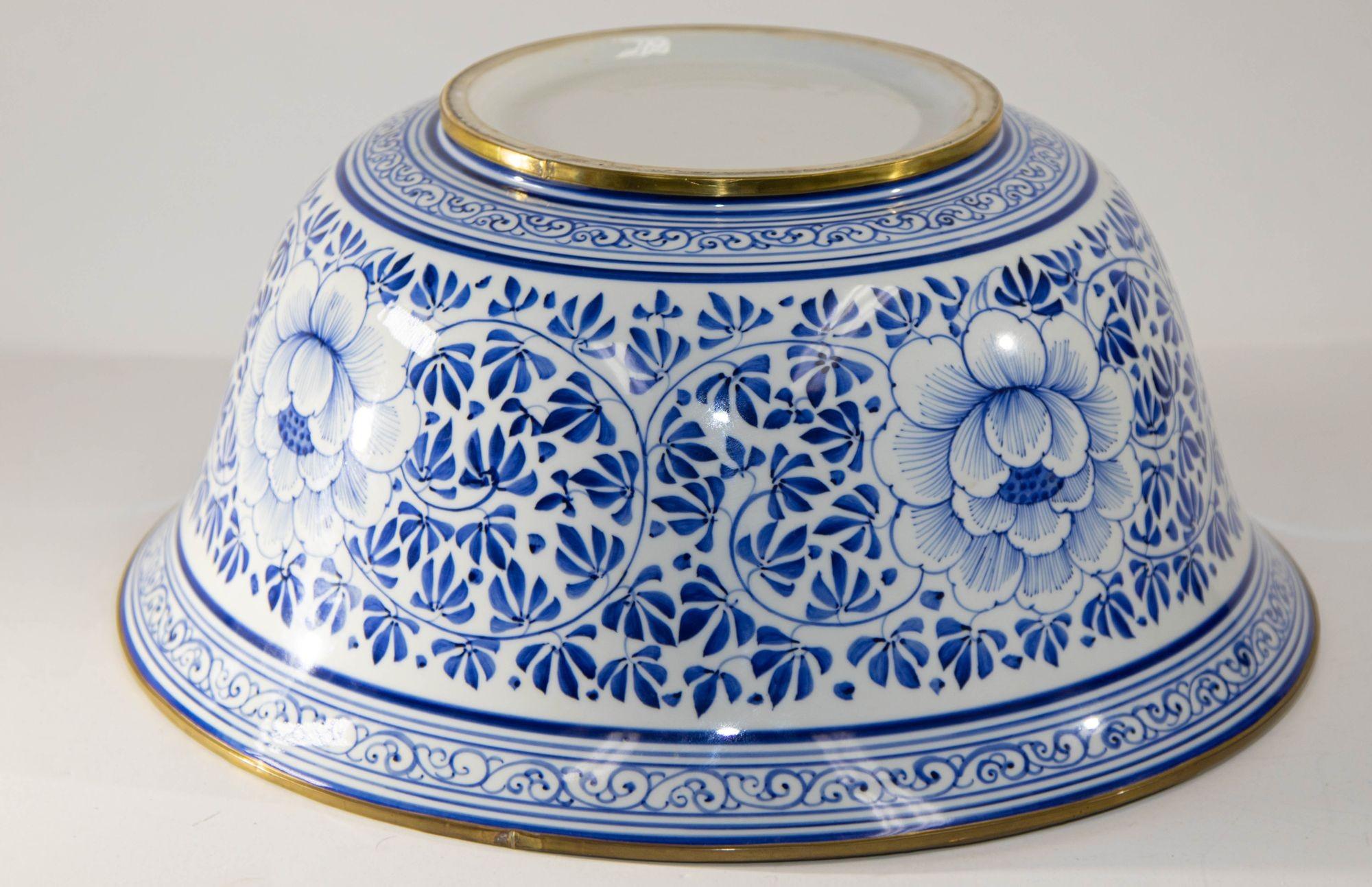 Große blau-weiße Vintage-Porzellanschale von Maitland Smith mit Blumenmuster (20. Jahrhundert) im Angebot