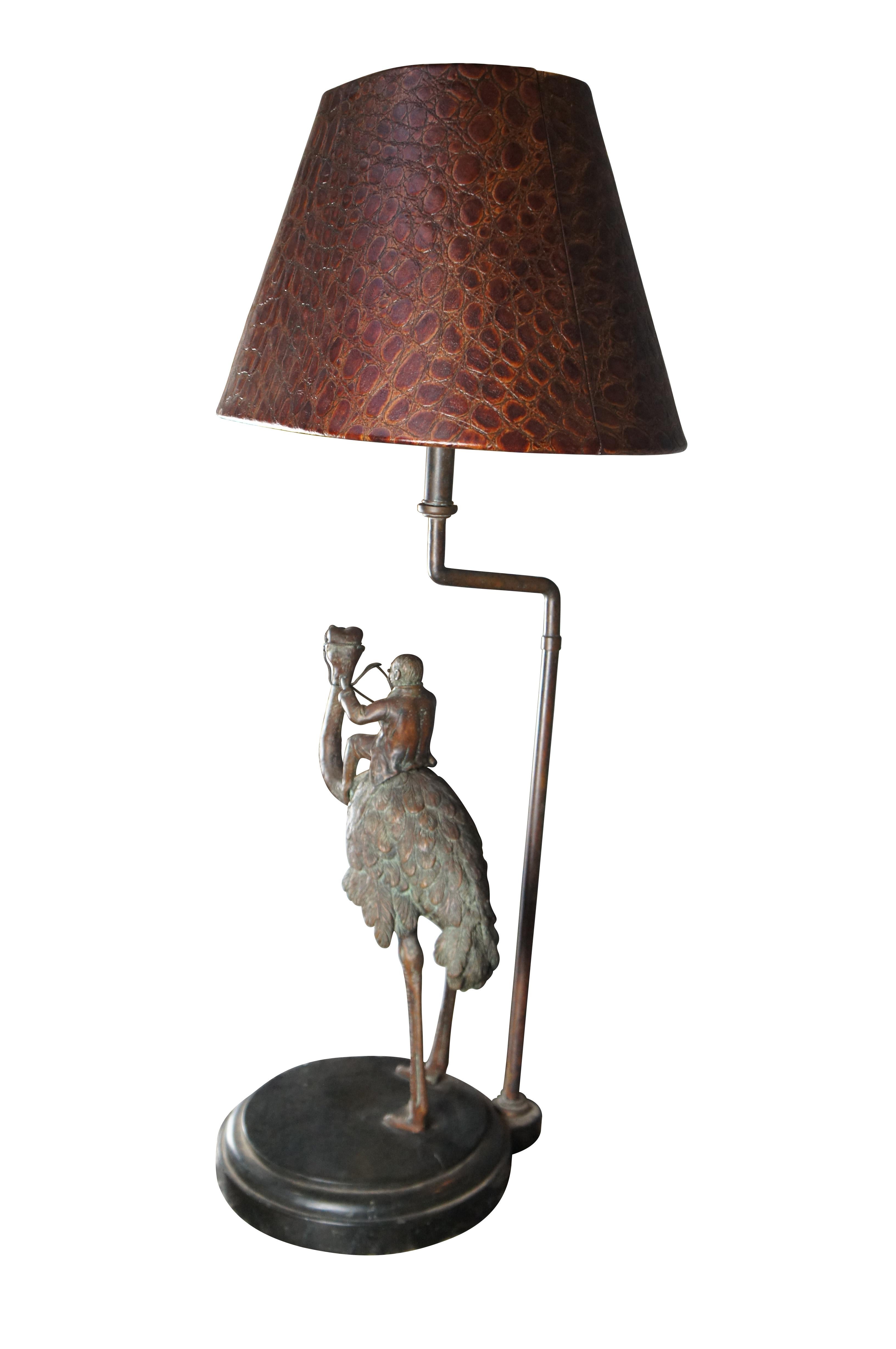 Colonial britannique Lampe de bureau vintage Maitland Smith en bronze représentant un singe chevauchant une autruche et abat-jour en cuir 39