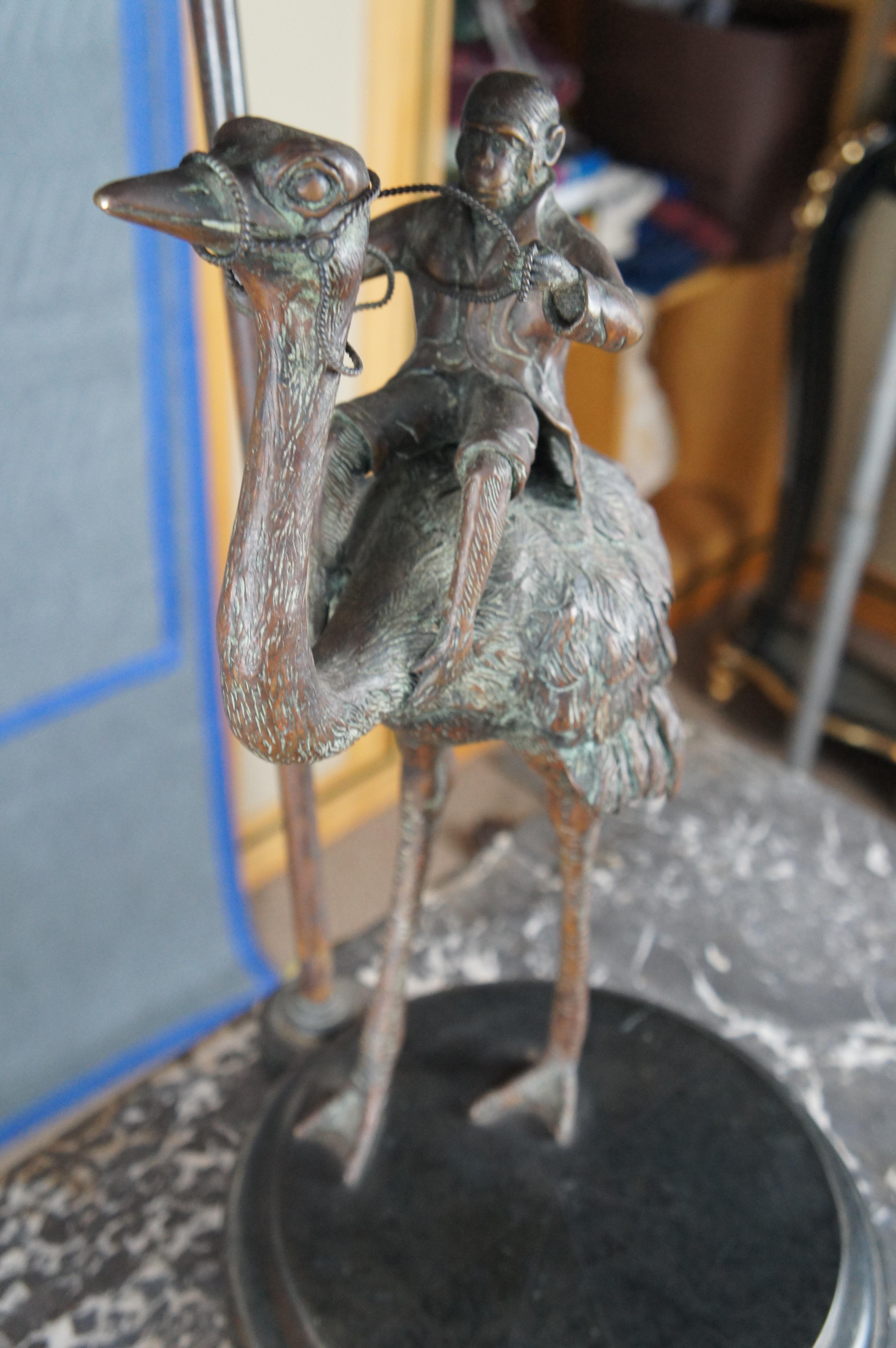 Lampe de bureau vintage Maitland Smith en bronze représentant un singe chevauchant une autruche et abat-jour en cuir 39