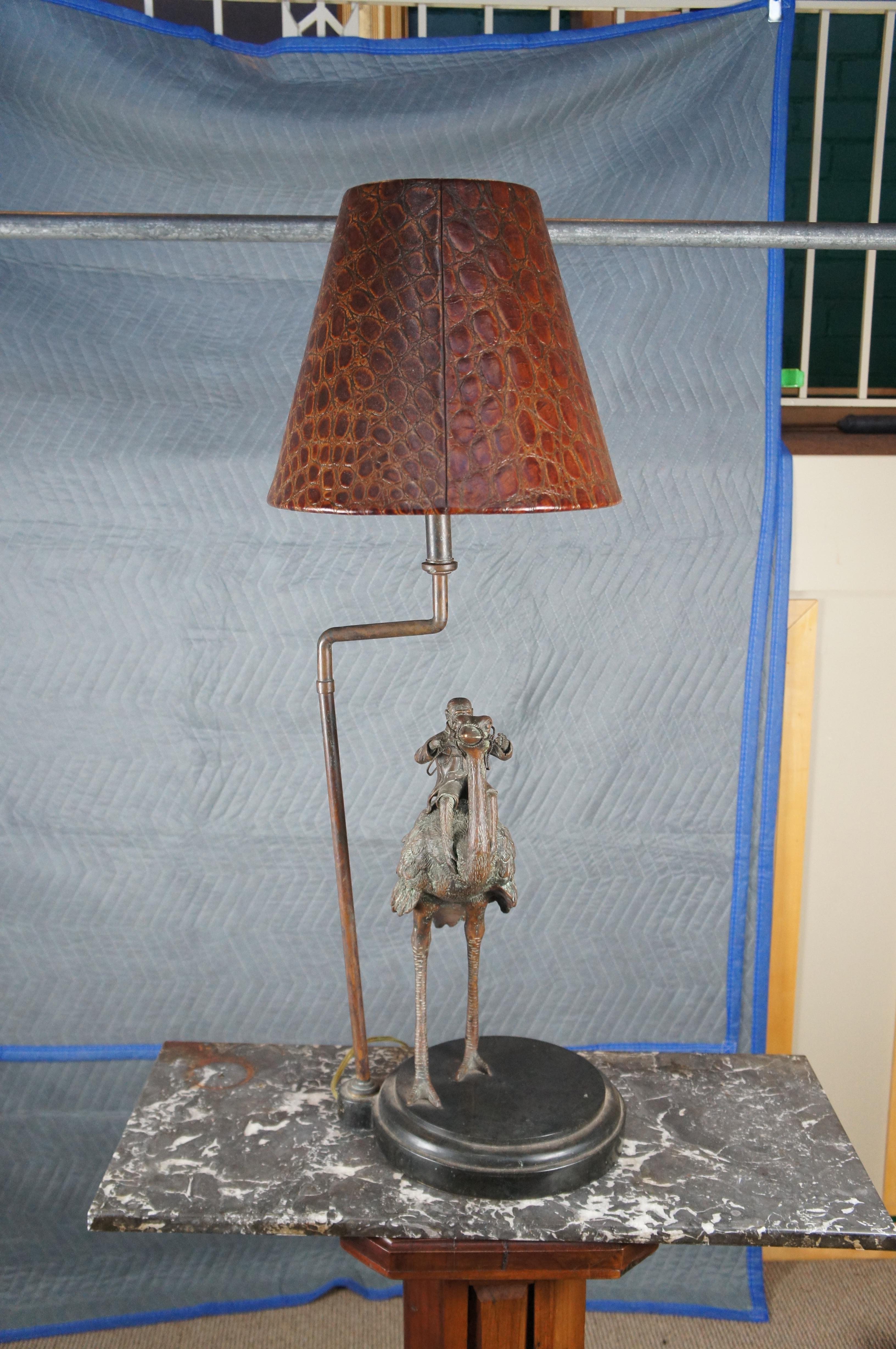 Lampe de bureau vintage Maitland Smith en bronze représentant un singe chevauchant une autruche et abat-jour en cuir 39