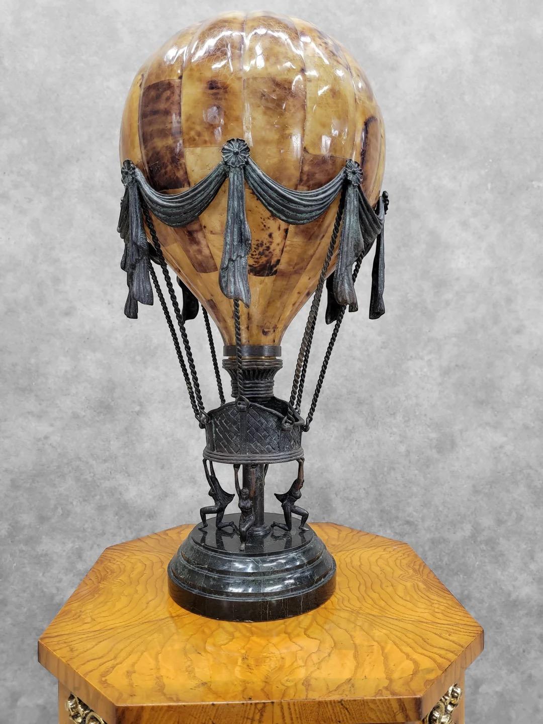 Vintage Maitland Smith Bronze/Penshell Hot Air Balloon Table Lamp 

The Lamp is a stunning decorative piece that combines elegance and whimsy. Featuring a unique penshell crackle design, this lamp is accentuated by verdigris bronze patina mounts