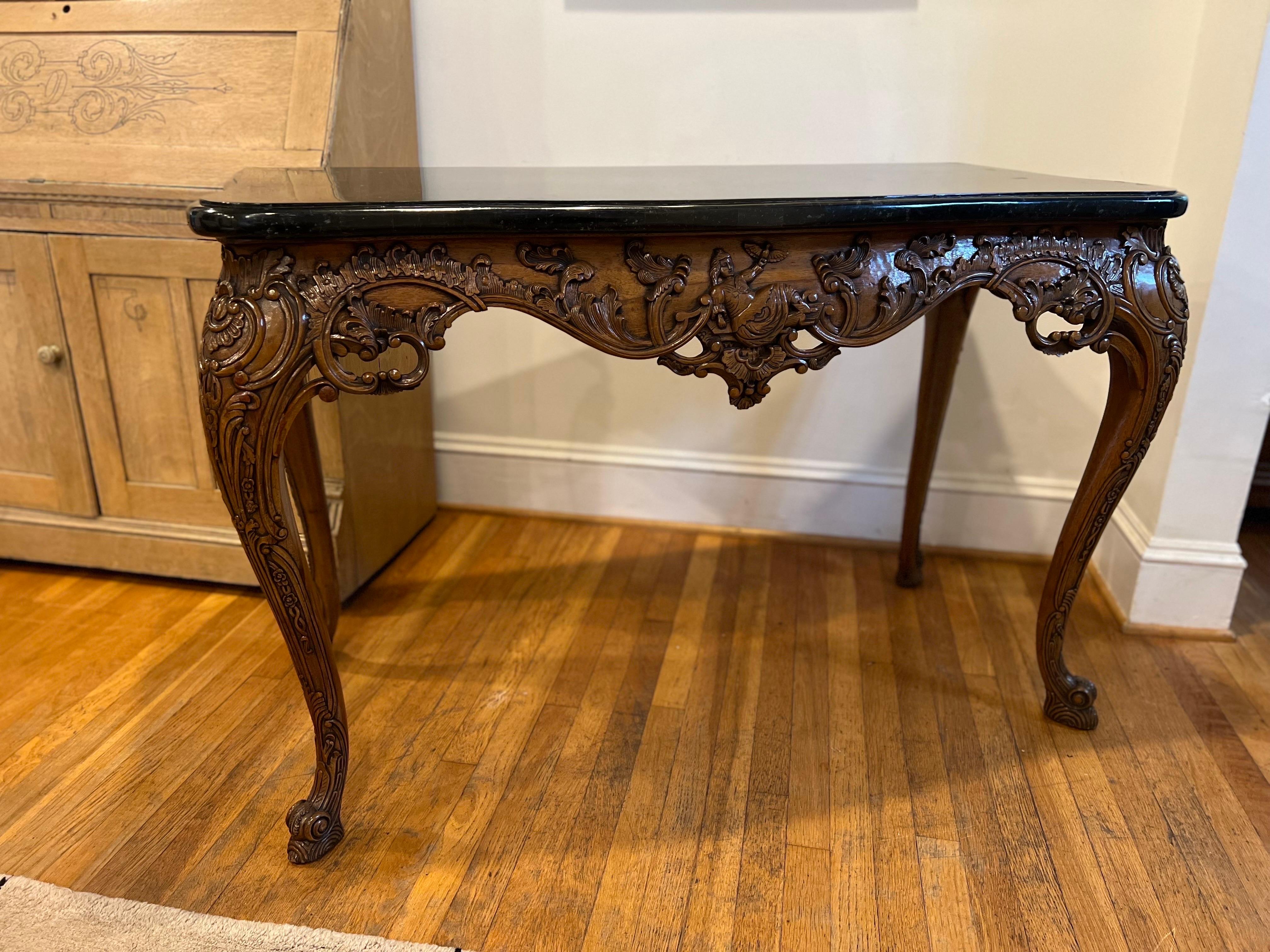 Carved oak Vintage Maitland-Smith console table/writing desk with black marble tessellated top. 
In the style of George III. 

Signed/Stamp in the back. Overall great condition.
 