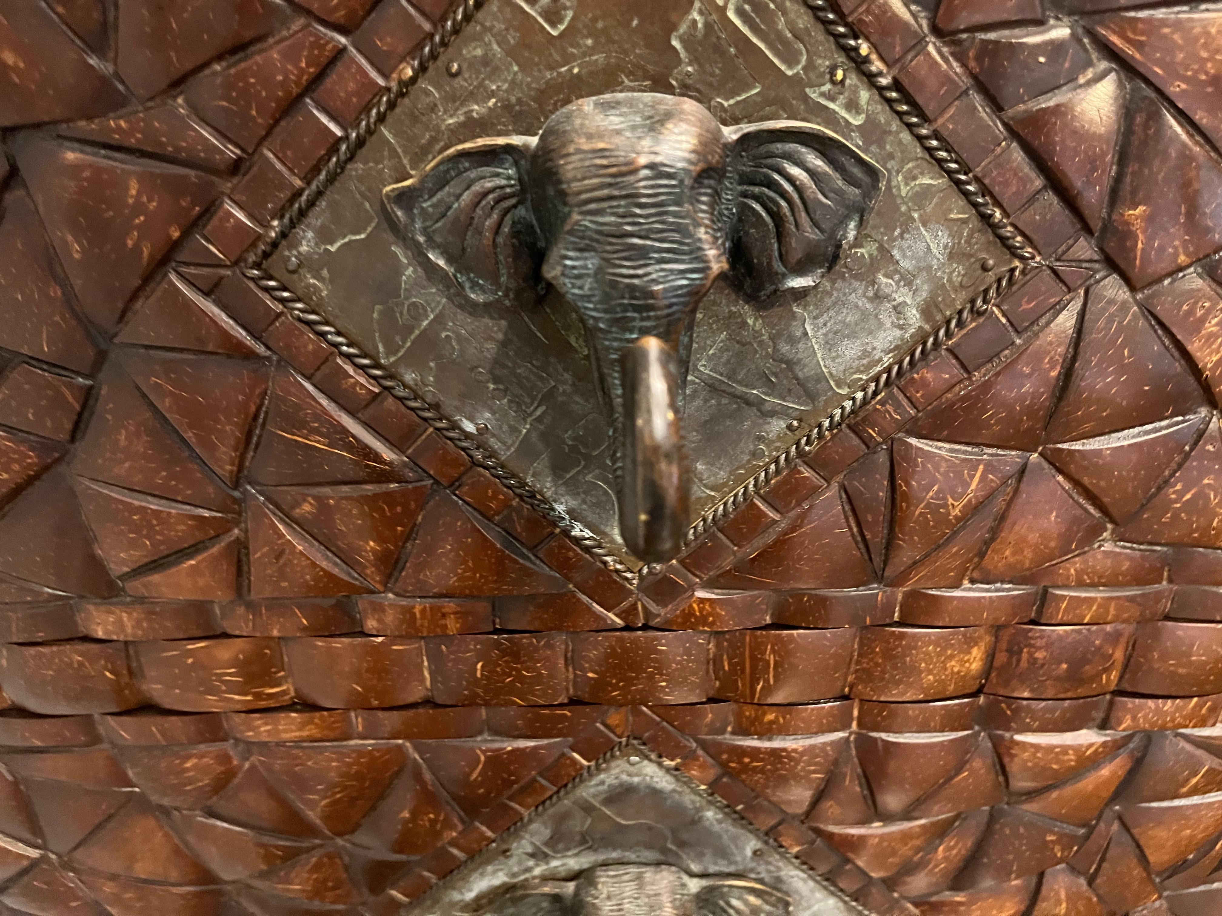 Commode vintage Maitland Smith en forme de coquille de noix de coco avec poignées d'éléphant en bronze Bon état - En vente à Chicago, IL