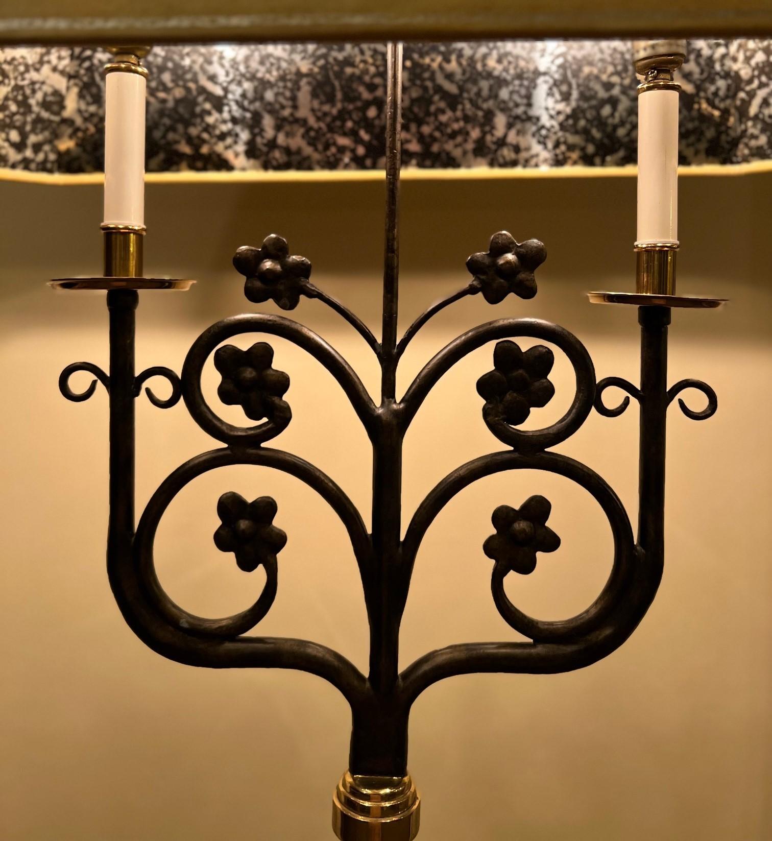 Doppelarmige Vintage-Stehlampe aus Messing und Bronze von Maitland-Smith mit Foiled-Schirm im Zustand „Gut“ im Angebot in Morristown, NJ