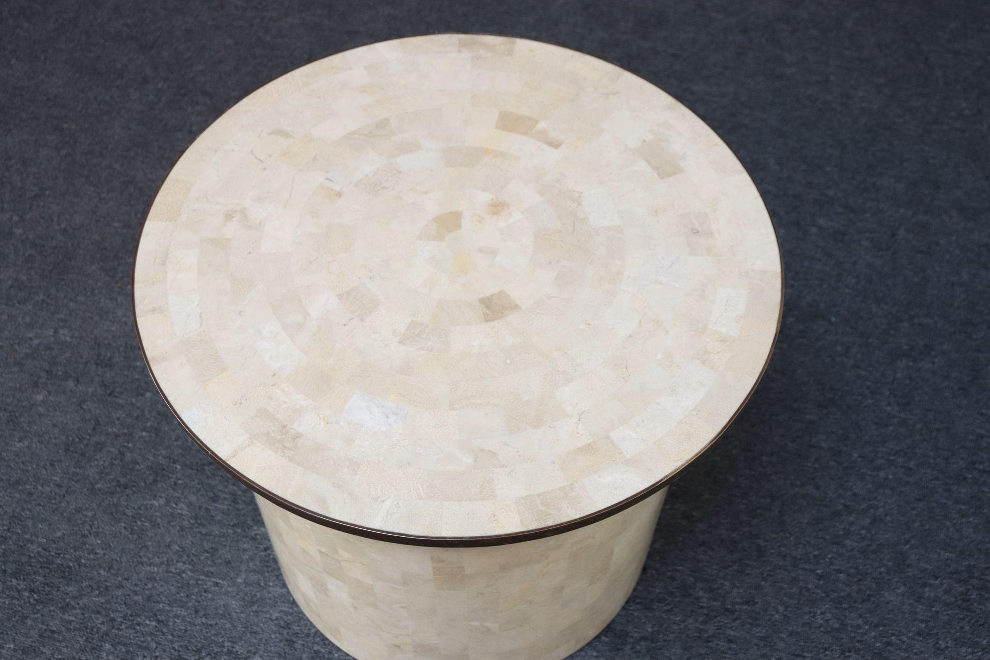 Table d'appoint Maitland Smith vintage en pierre tessellée avec incrustation en laiton en vente 8