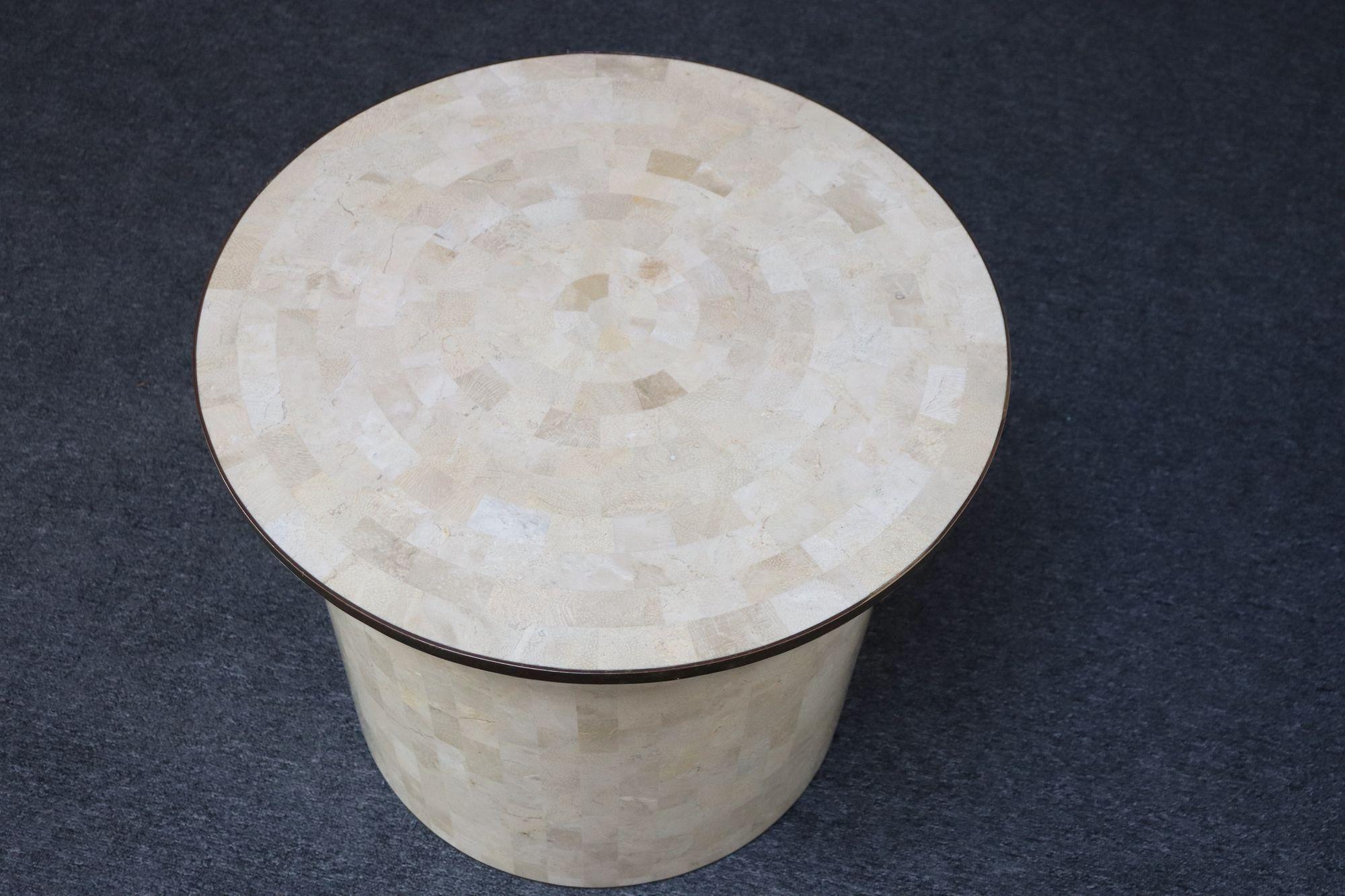Table d'appoint Maitland Smith vintage en pierre tessellée avec incrustation en laiton en vente 7