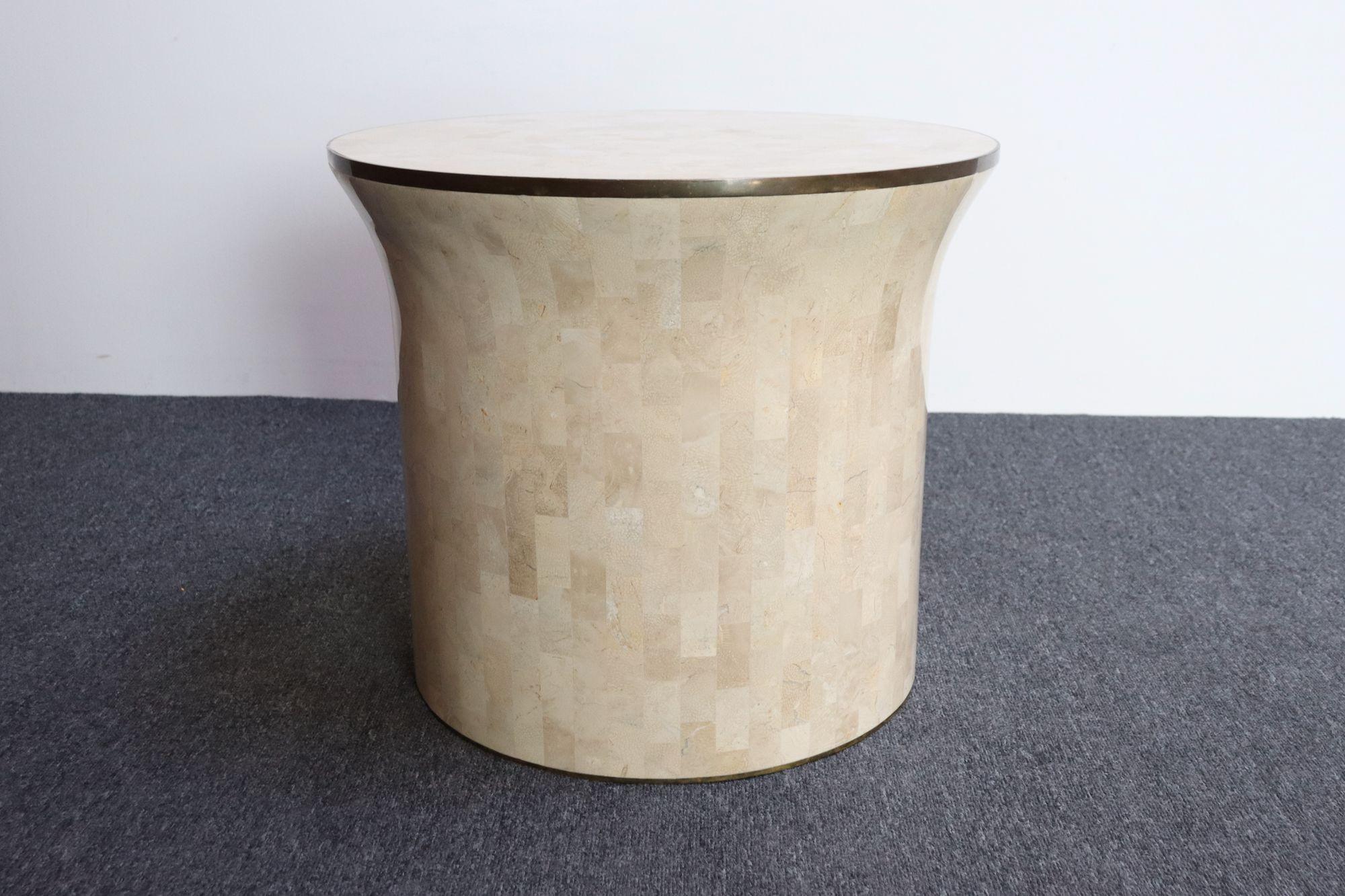 Jolie table d'appoint en pierre fossile tessellée beige avec bordure en incrustation de laiton par Maitland-Smith (vers les années 1970, Philippines).
Très bon état, vintage, avec une légère usure naturelle de la pierre elle-même.
Il y a un endroit