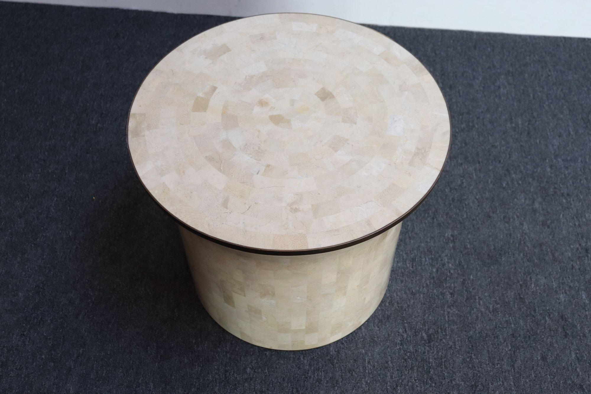 Hollywood Regency Table d'appoint Maitland Smith vintage en pierre tessellée avec incrustation en laiton en vente