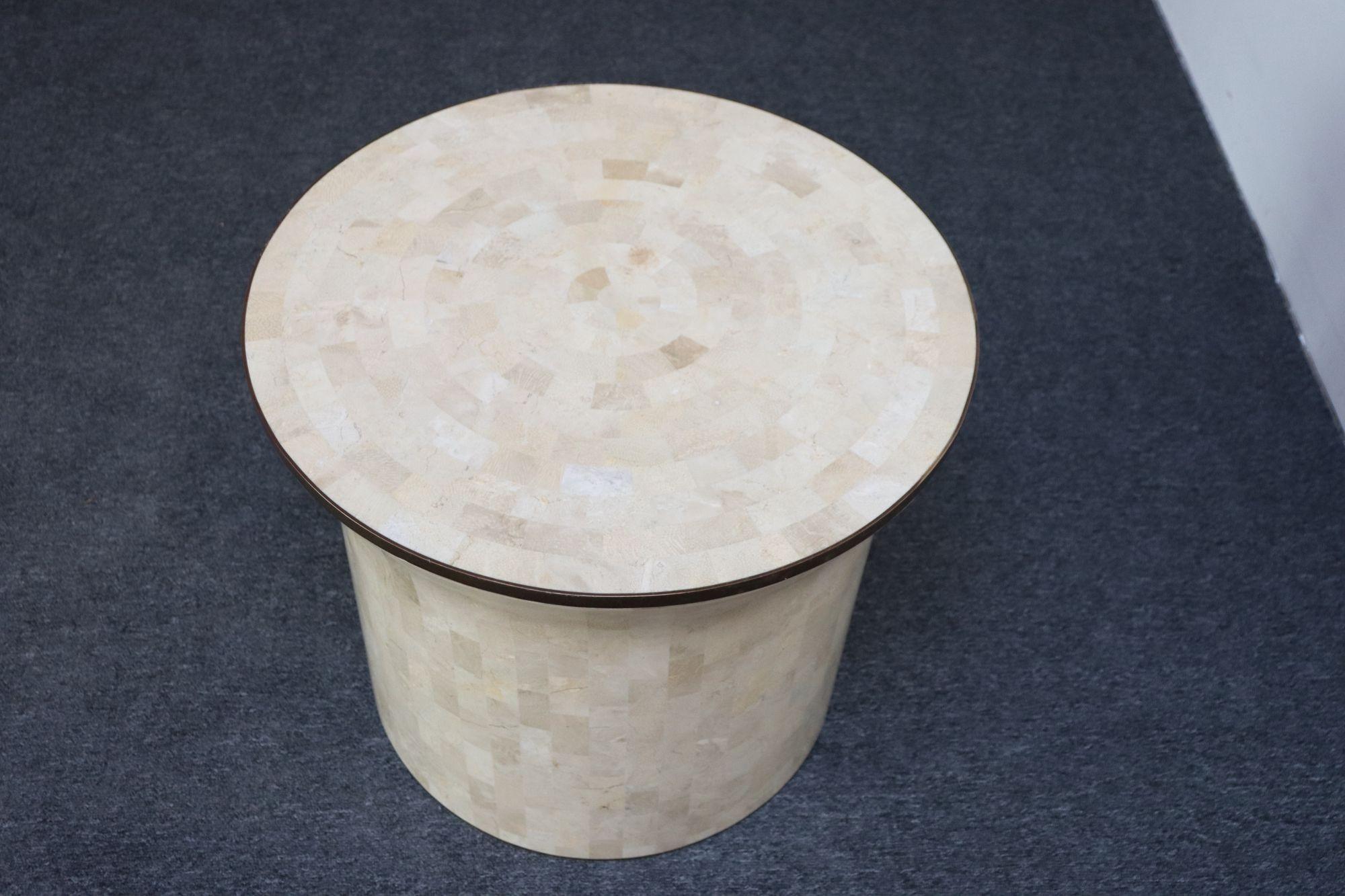 Philippin Table d'appoint Maitland Smith vintage en pierre tessellée avec incrustation en laiton en vente