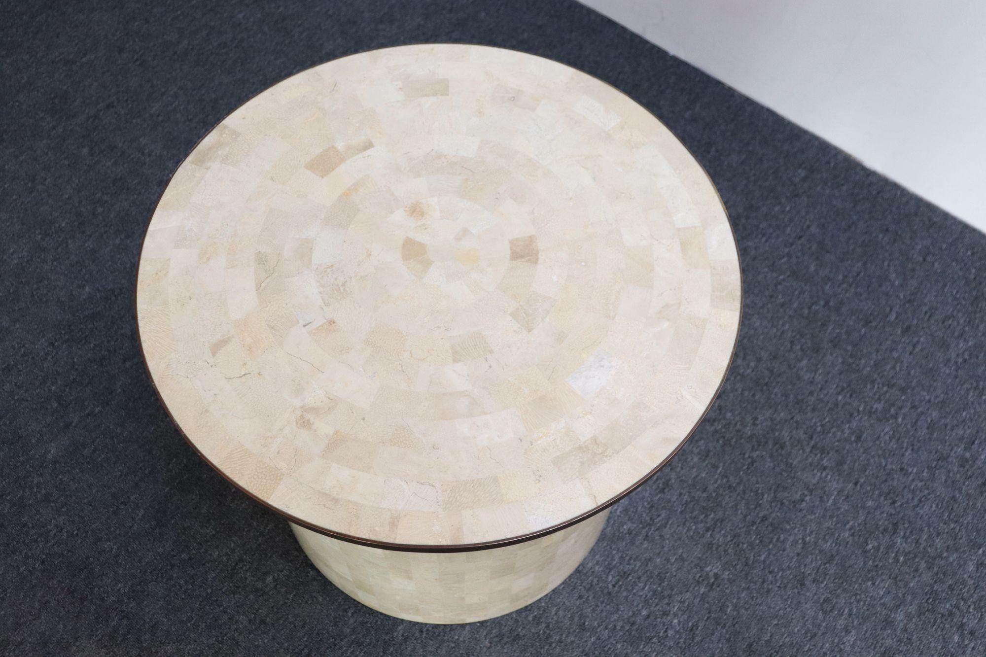 Table d'appoint Maitland Smith vintage en pierre tessellée avec incrustation en laiton Bon état - En vente à Brooklyn, NY