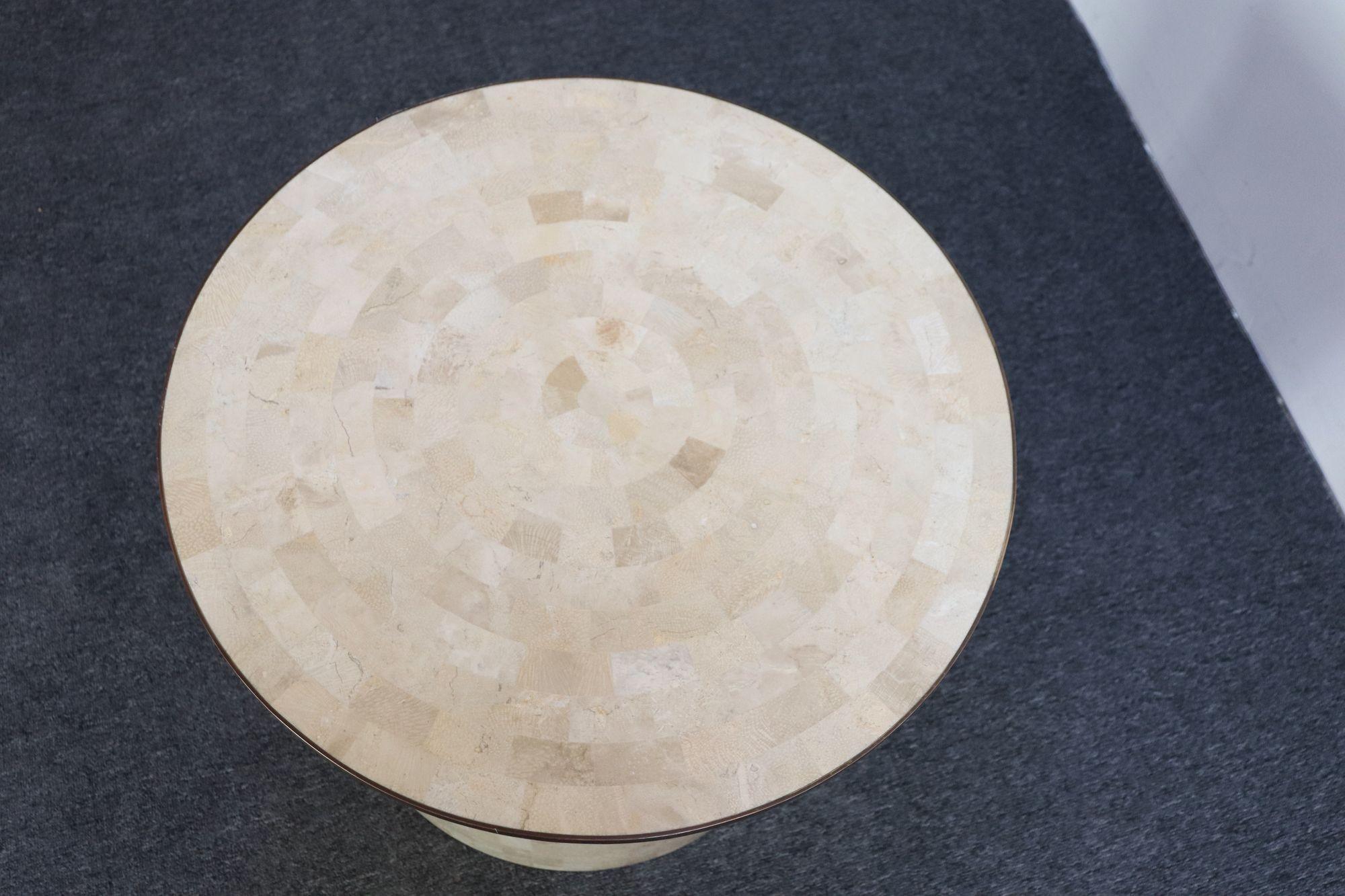 Fin du 20e siècle Table d'appoint Maitland Smith vintage en pierre tessellée avec incrustation en laiton en vente