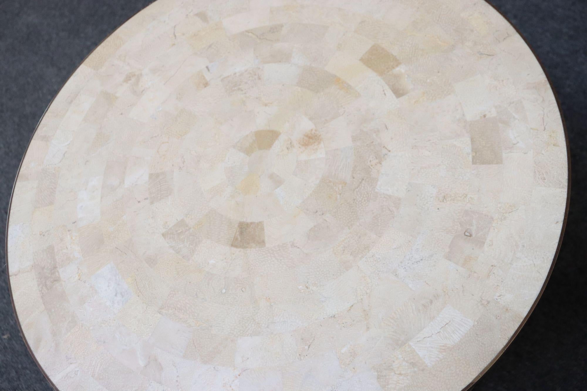 Laiton Table d'appoint Maitland Smith vintage en pierre tessellée avec incrustation en laiton en vente