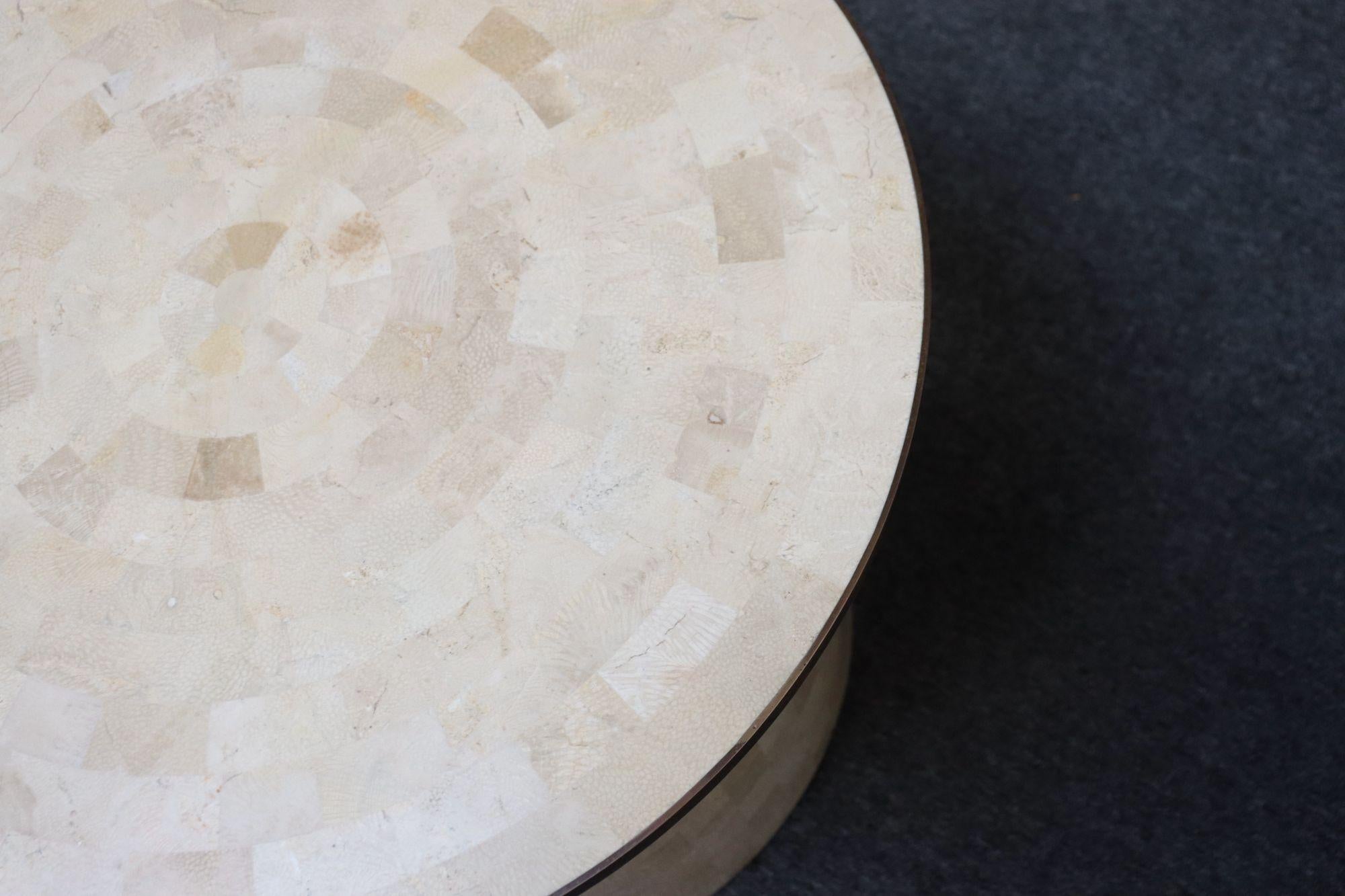 Table d'appoint Maitland Smith vintage en pierre tessellée avec incrustation en laiton en vente 1
