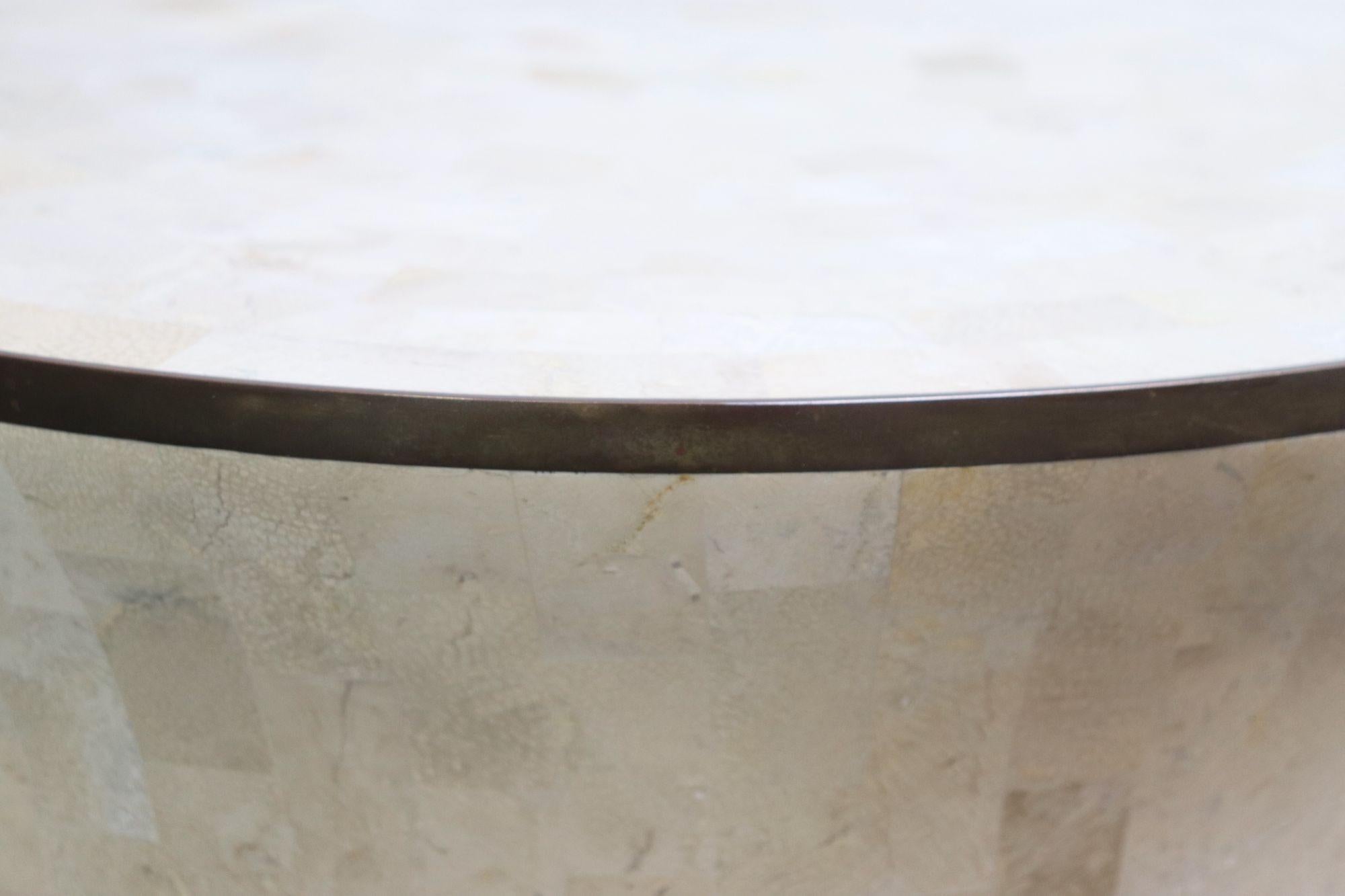 Table d'appoint Maitland Smith vintage en pierre tessellée avec incrustation en laiton en vente 2