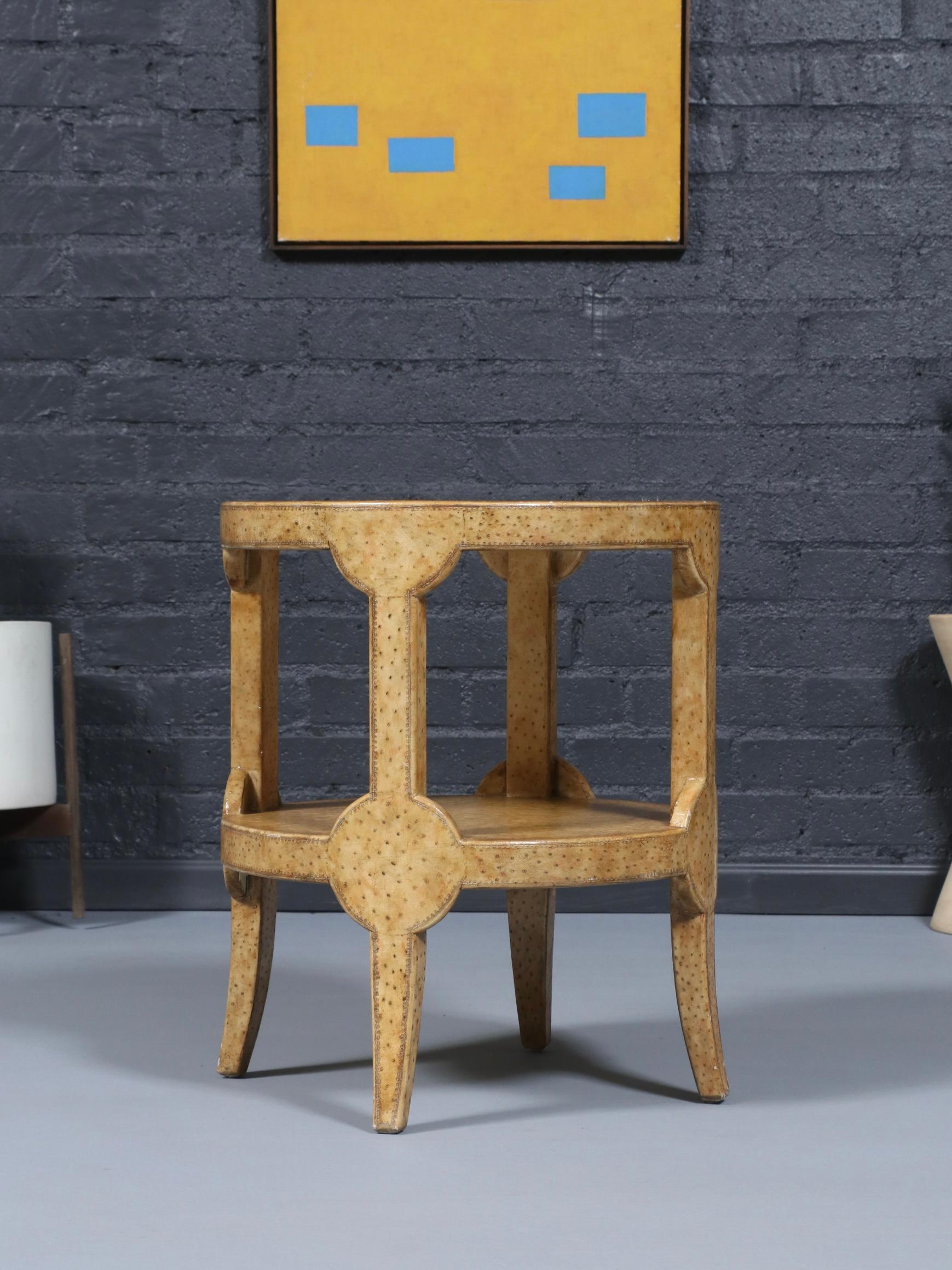 Vintage Maitland-Smith Faux Ostrich Leather Tier Side Table Regencia de Hollywood en venta