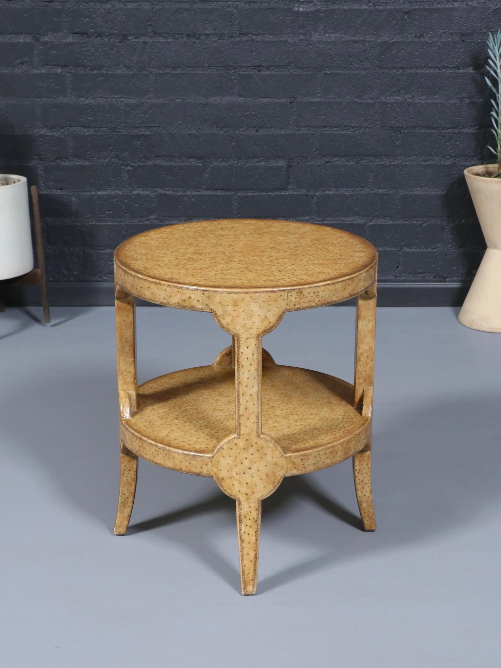 Vintage Maitland-Smith Faux Ostrich Leather Tier Side Table Estadounidense en venta