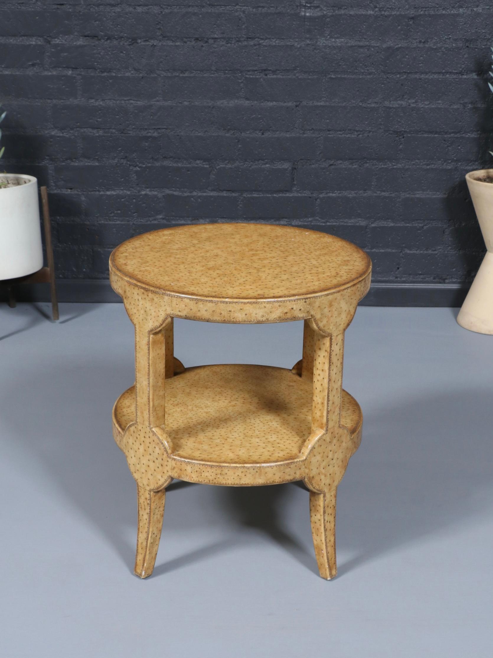 Vintage Maitland-Smith Faux Ostrich Leather Tier Side Table en Bueno estado para la venta en Los Angeles, CA