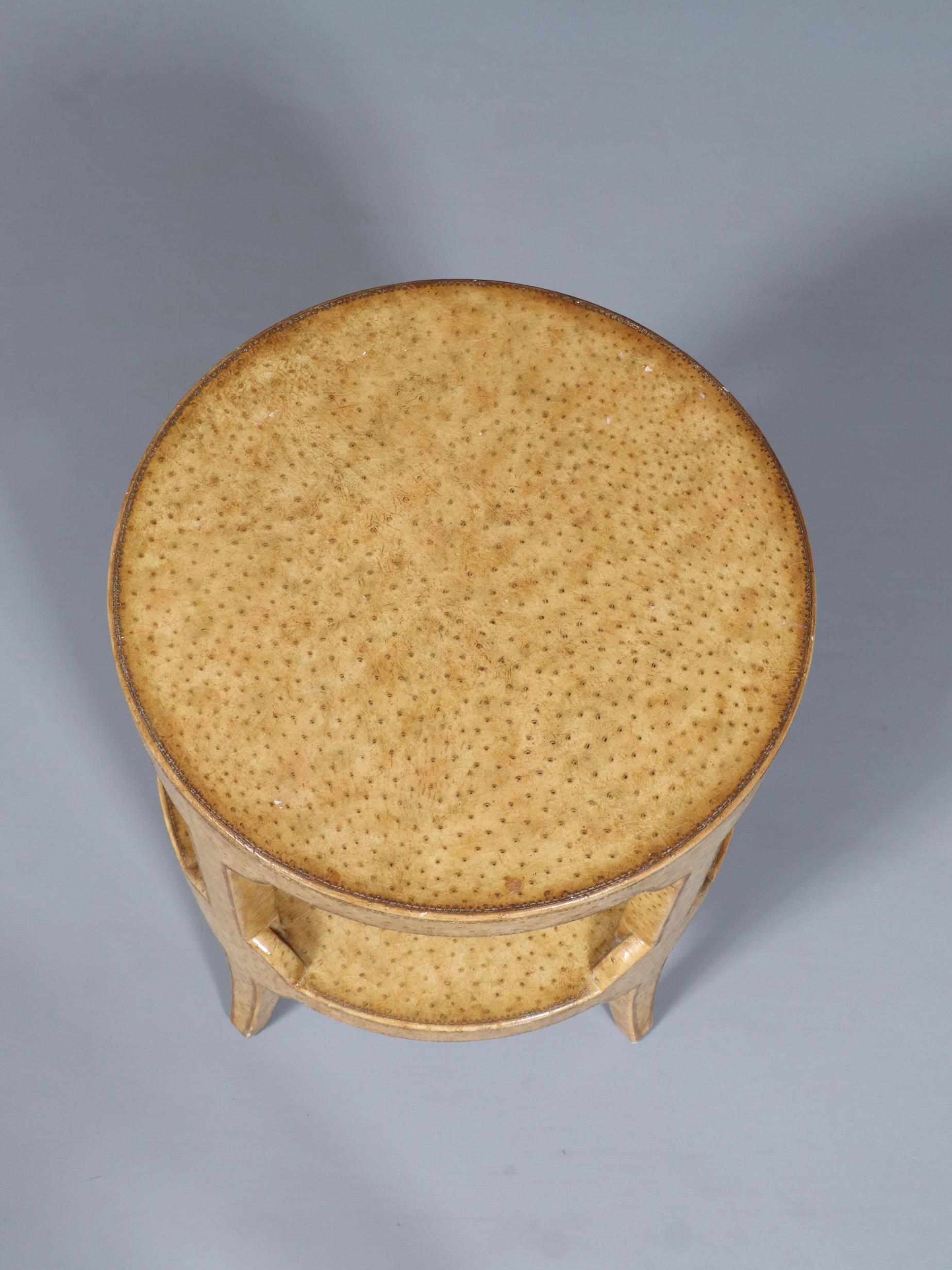 Vintage Maitland-Smith Faux Ostrich Leather Tier Side Table finales del siglo XX en venta