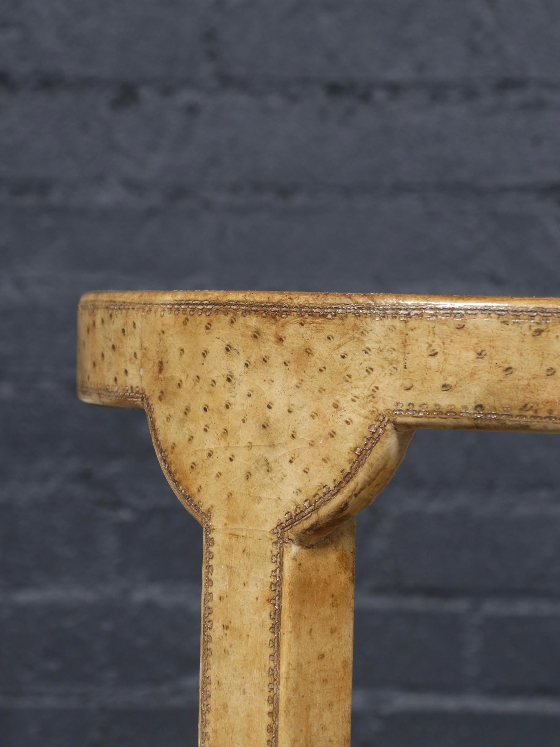 Vintage Maitland-Smith Faux Ostrich Leather Tier Side Table cuero de imitación en venta