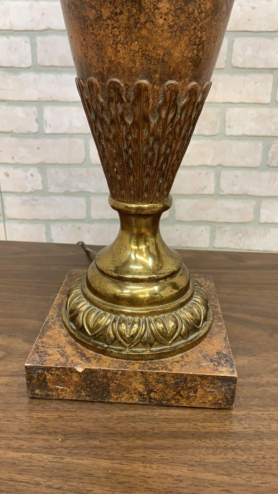 Paire de lampes de bureau vintage Maitland Smith en bronze de style néoclassique français

Superbe paire de lampes de table en bronze de style néoclassique français, fabriquées par Maitland-Smith. Chaque lampe est fabriquée avec des tiges effilées