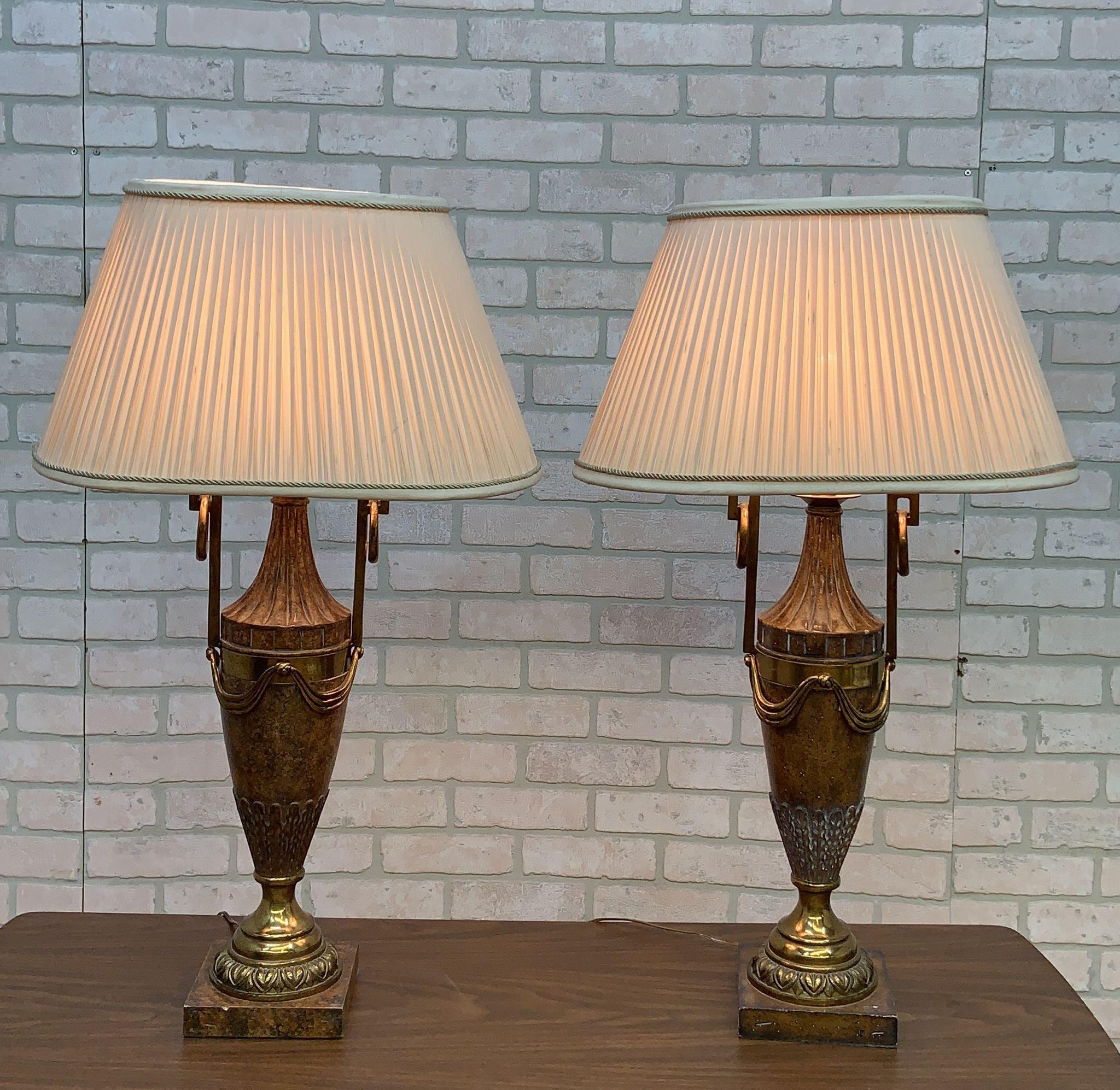 Mid-Century Modern Paire de lampes de bureau vintage Maitland Smith en bronze de style néoclassique français en vente