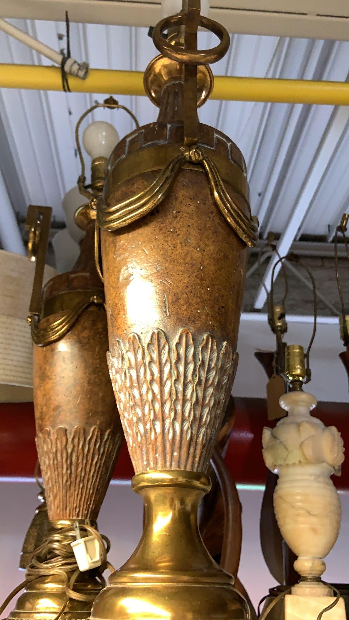 Philippin Paire de lampes de bureau vintage Maitland Smith en bronze de style néoclassique français en vente