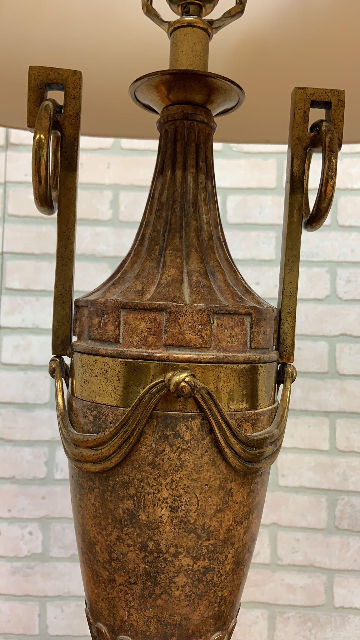 Paire de lampes de bureau vintage Maitland Smith en bronze de style néoclassique français Bon état - En vente à Chicago, IL