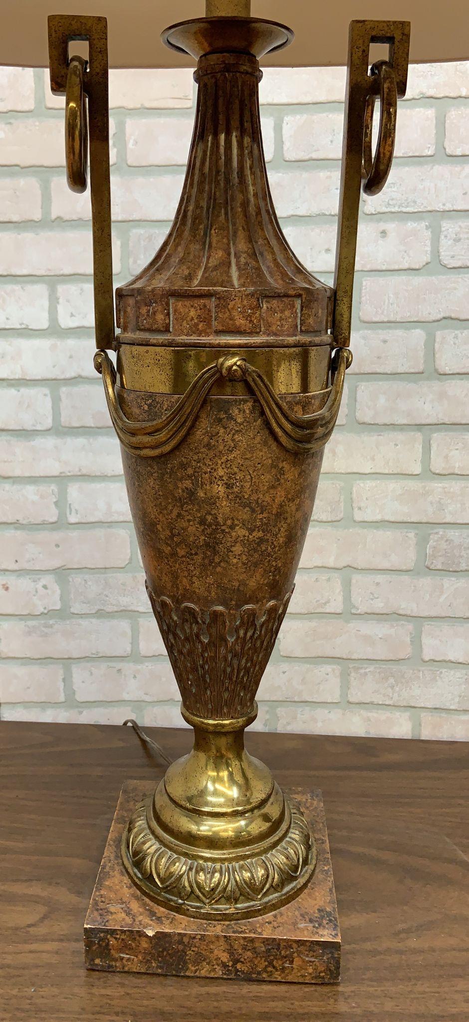 Laiton Paire de lampes de bureau vintage Maitland Smith en bronze de style néoclassique français en vente