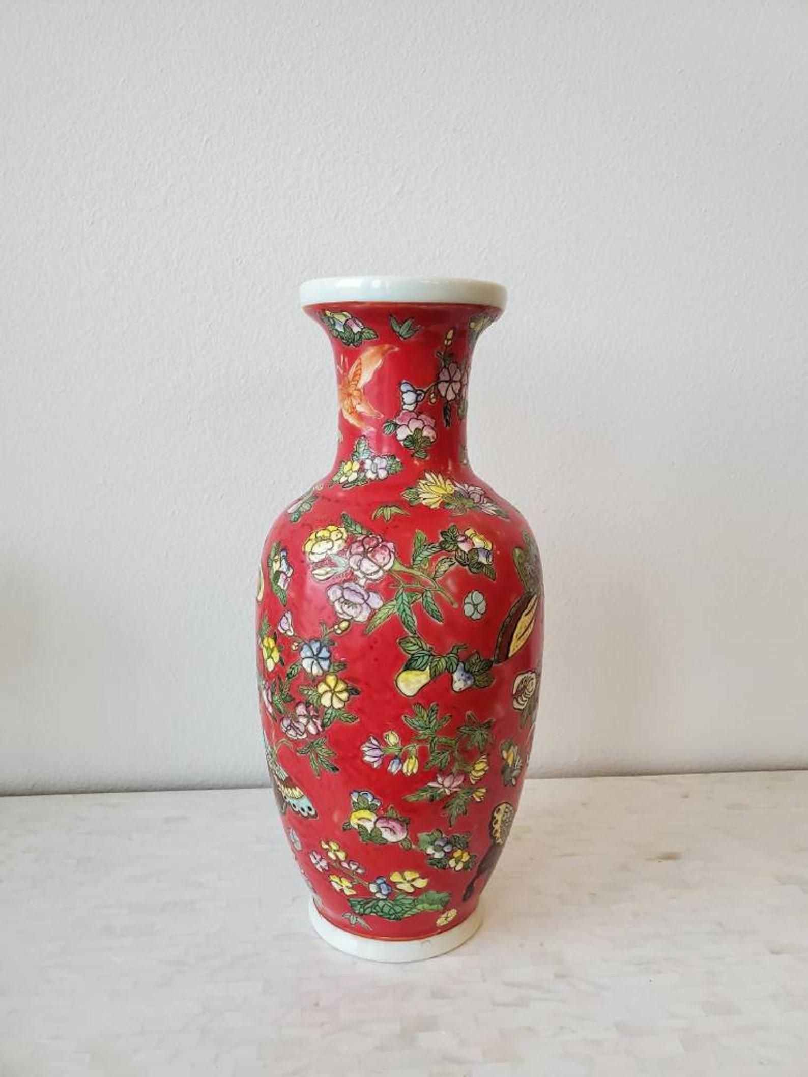 Un fabuleux vase vintage en porcelaine chinoise Maitland Smith. Très belle qualité, décoration polychrome exquise peinte à la main dans un motif floral et de faune asiatique, peint à la barbotine, avec des papillons fantaisistes et des fleurs de
