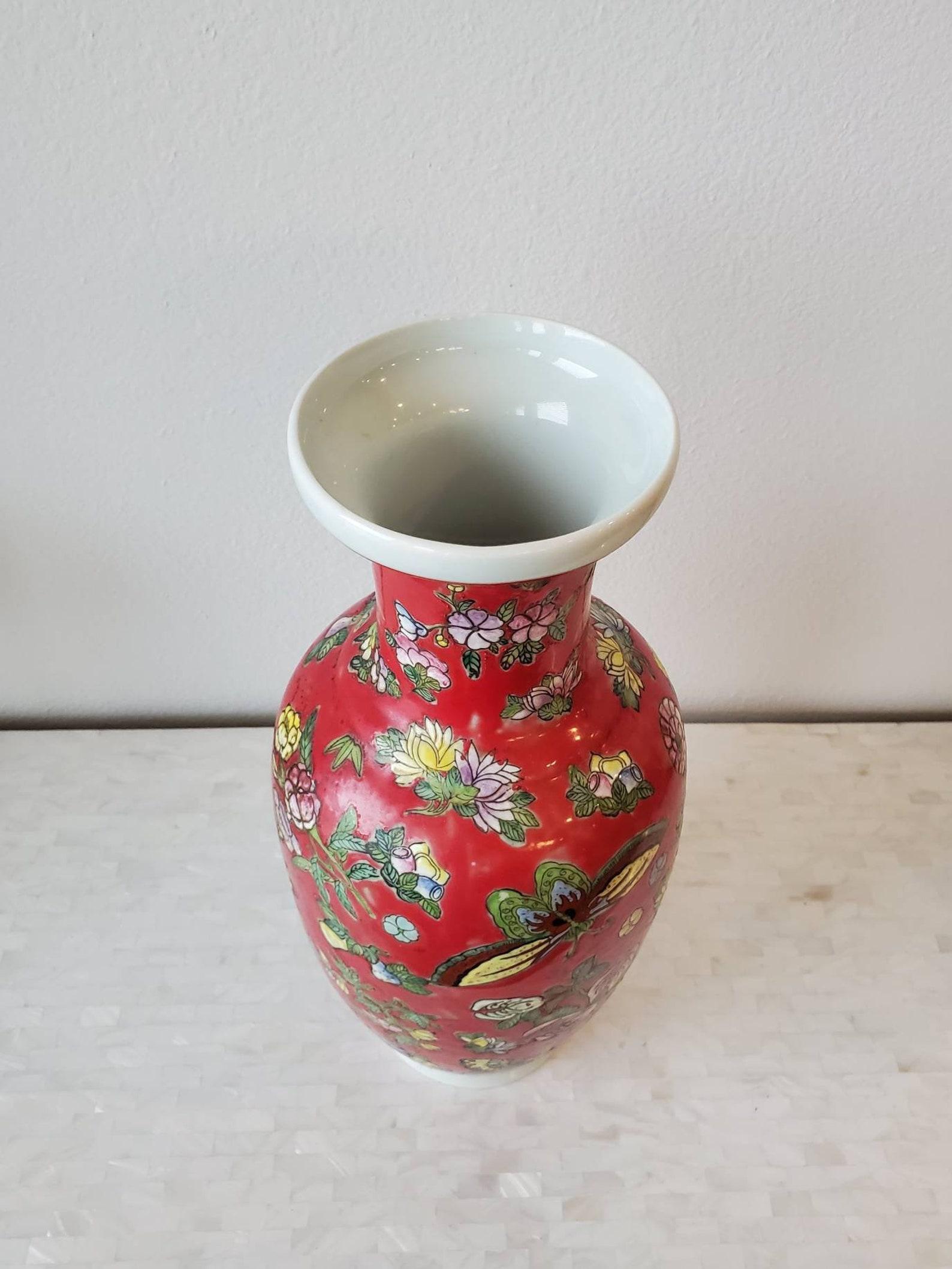 Peint à la main Vase vintage en porcelaine chinoise Maitland-Smith peint à la main en vente
