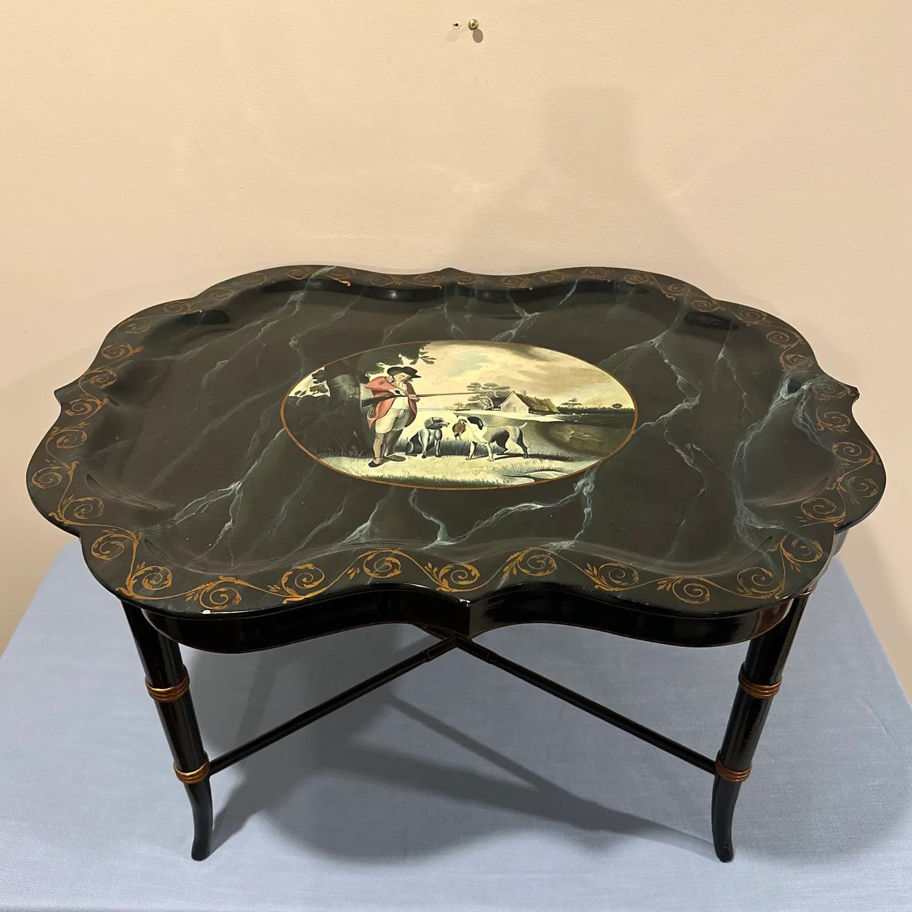 Table plateau vintage laquée et peinte à la main par Maitland-Smith, présentant une scène complexe de chasse à l'oiseau et des accents dorés richement détaillés. Le plateau amovible présente un fond sombre avec des figures colorées, des arbres et du